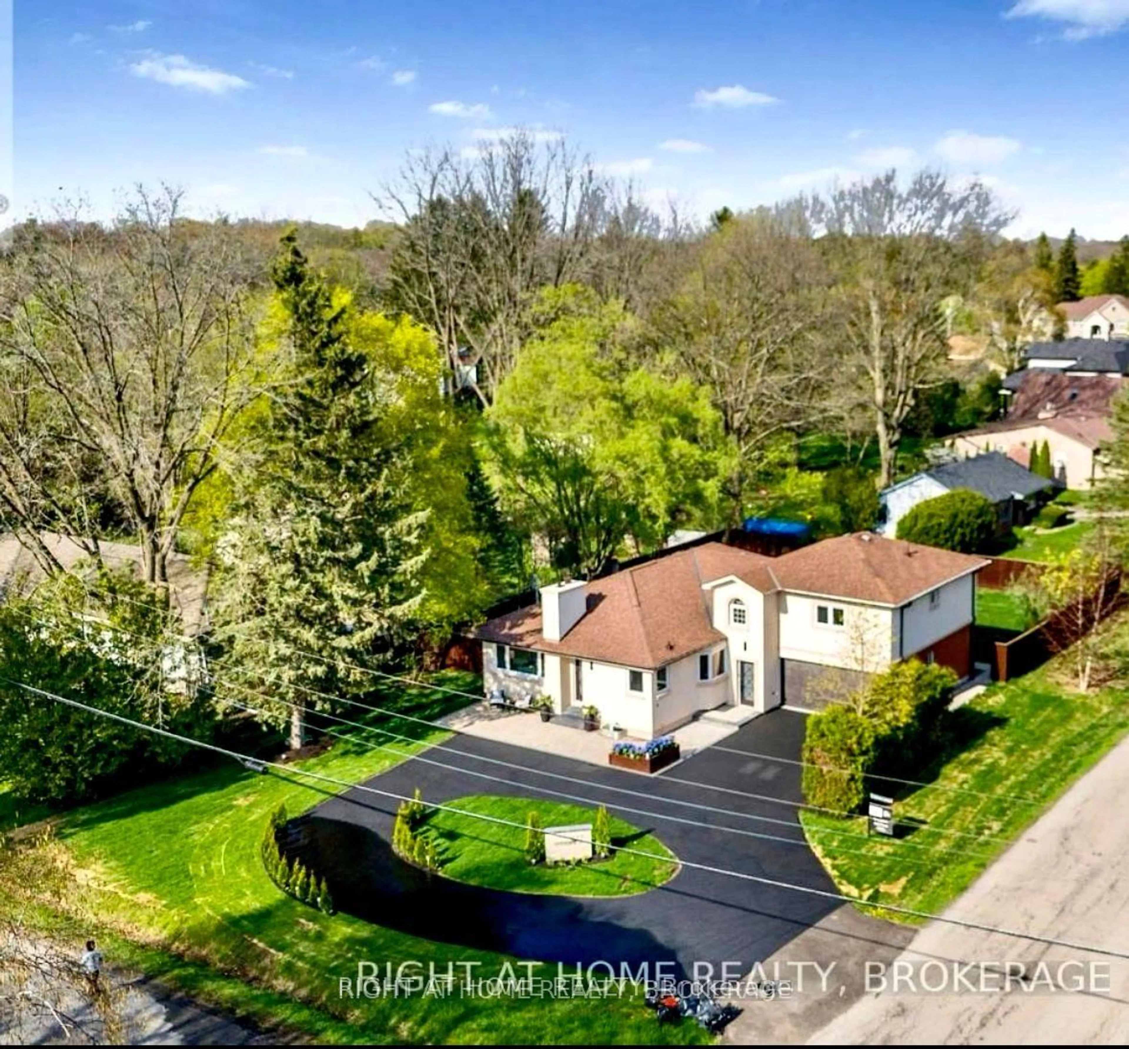 A pic from outside/outdoor area/front of a property/back of a property/a pic from drone, street for 347 Mapledene Dr, Hamilton Ontario L9G 2K3