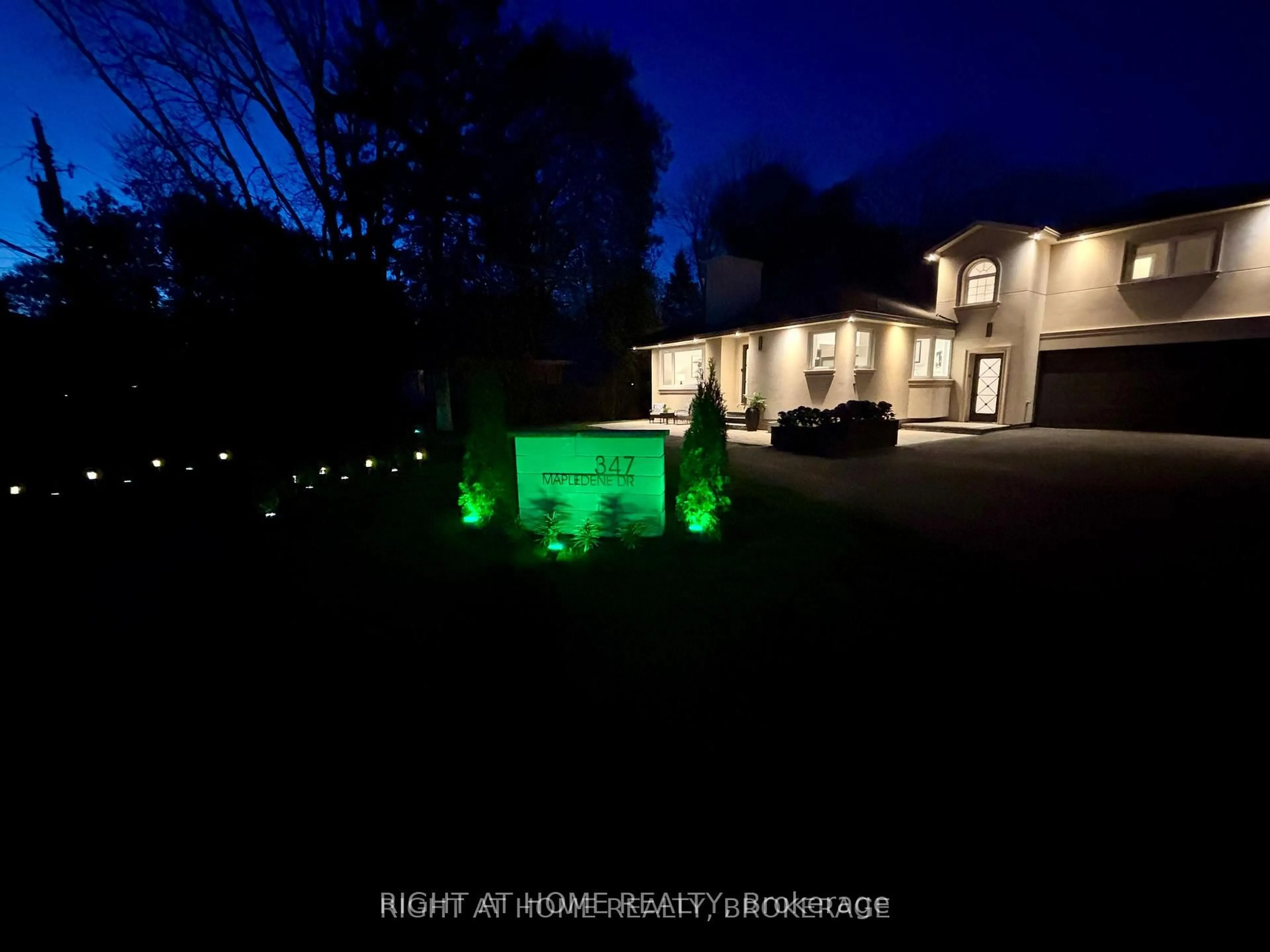 A pic from outside/outdoor area/front of a property/back of a property/a pic from drone, street for 347 Mapledene Dr, Hamilton Ontario L9G 2K3