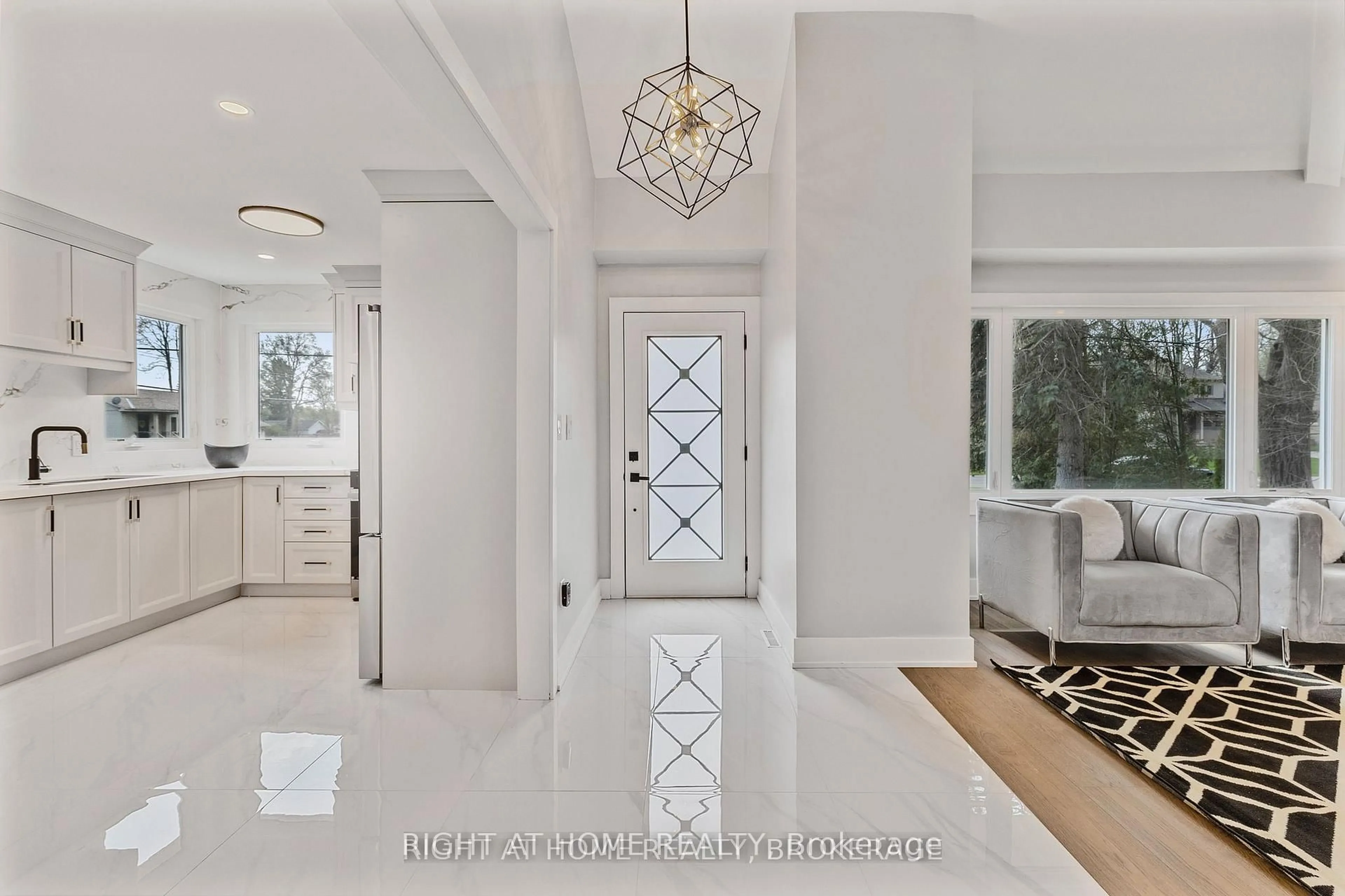 Indoor entryway for 347 Mapledene Dr, Hamilton Ontario L9G 2K3