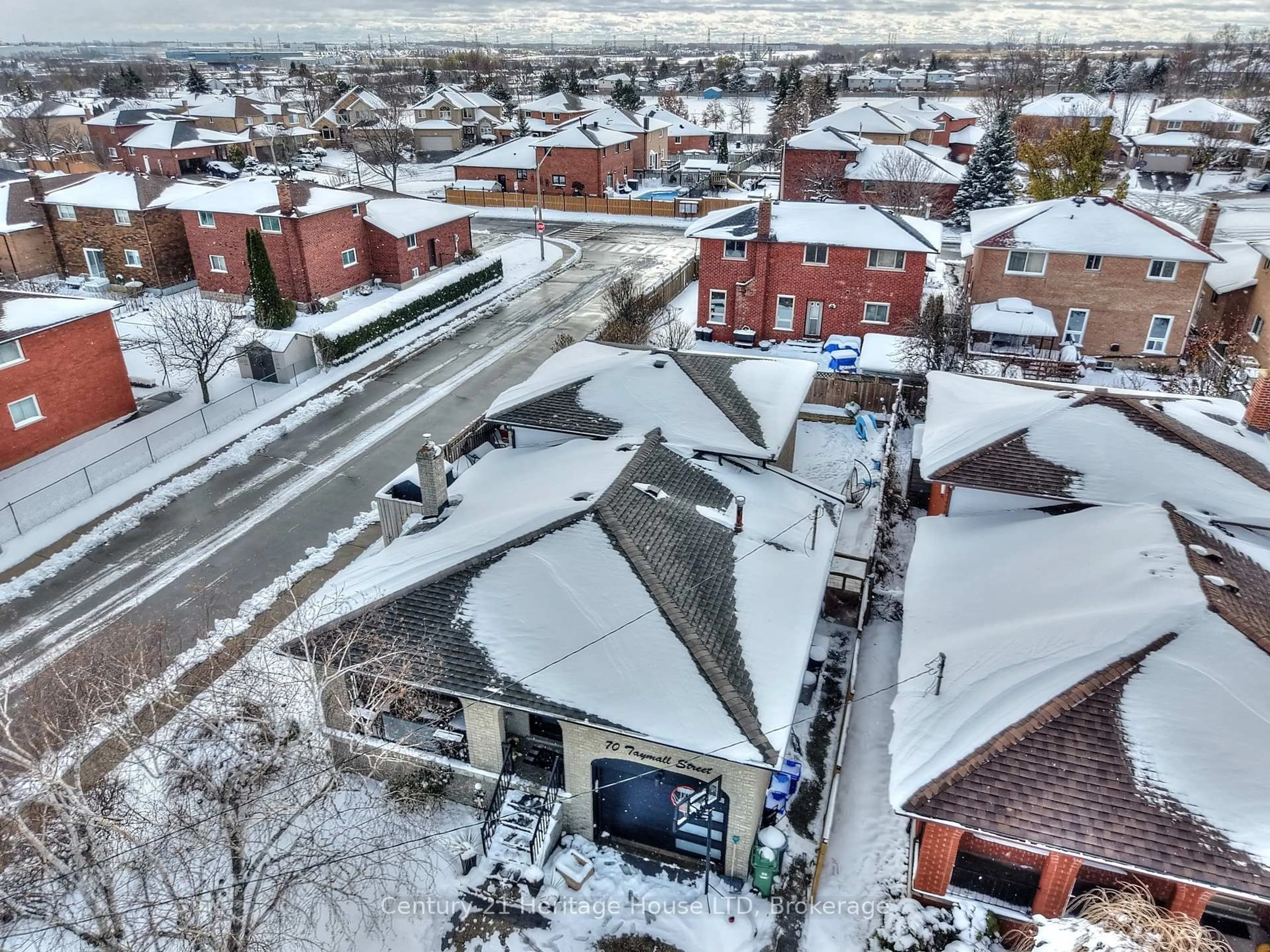 A pic from outside/outdoor area/front of a property/back of a property/a pic from drone, city buildings view from balcony for 70 Taymall St, Hamilton Ontario L8W 2A1