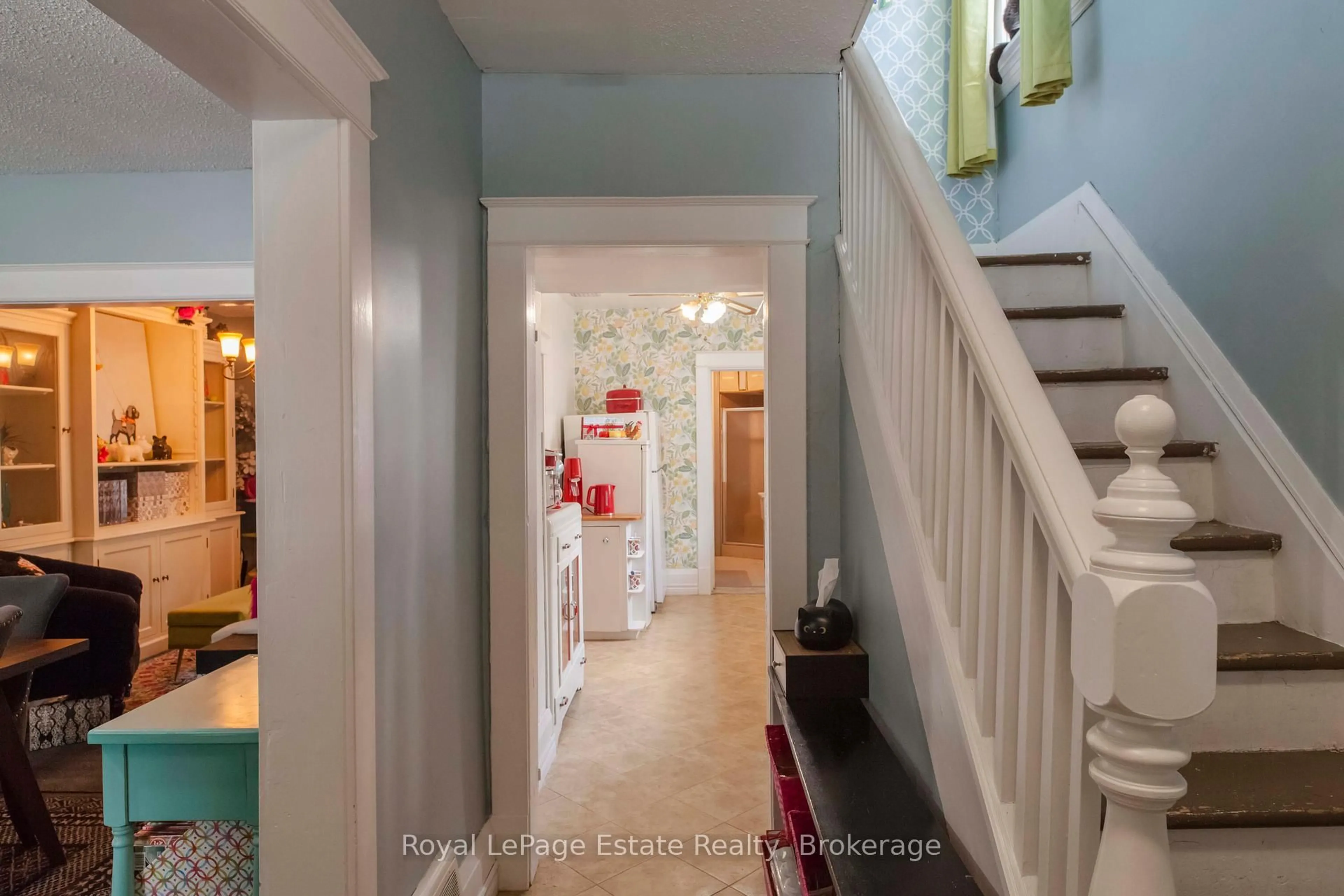 Indoor entryway for 333 12th St, Owen Sound Ontario N4K 1W1