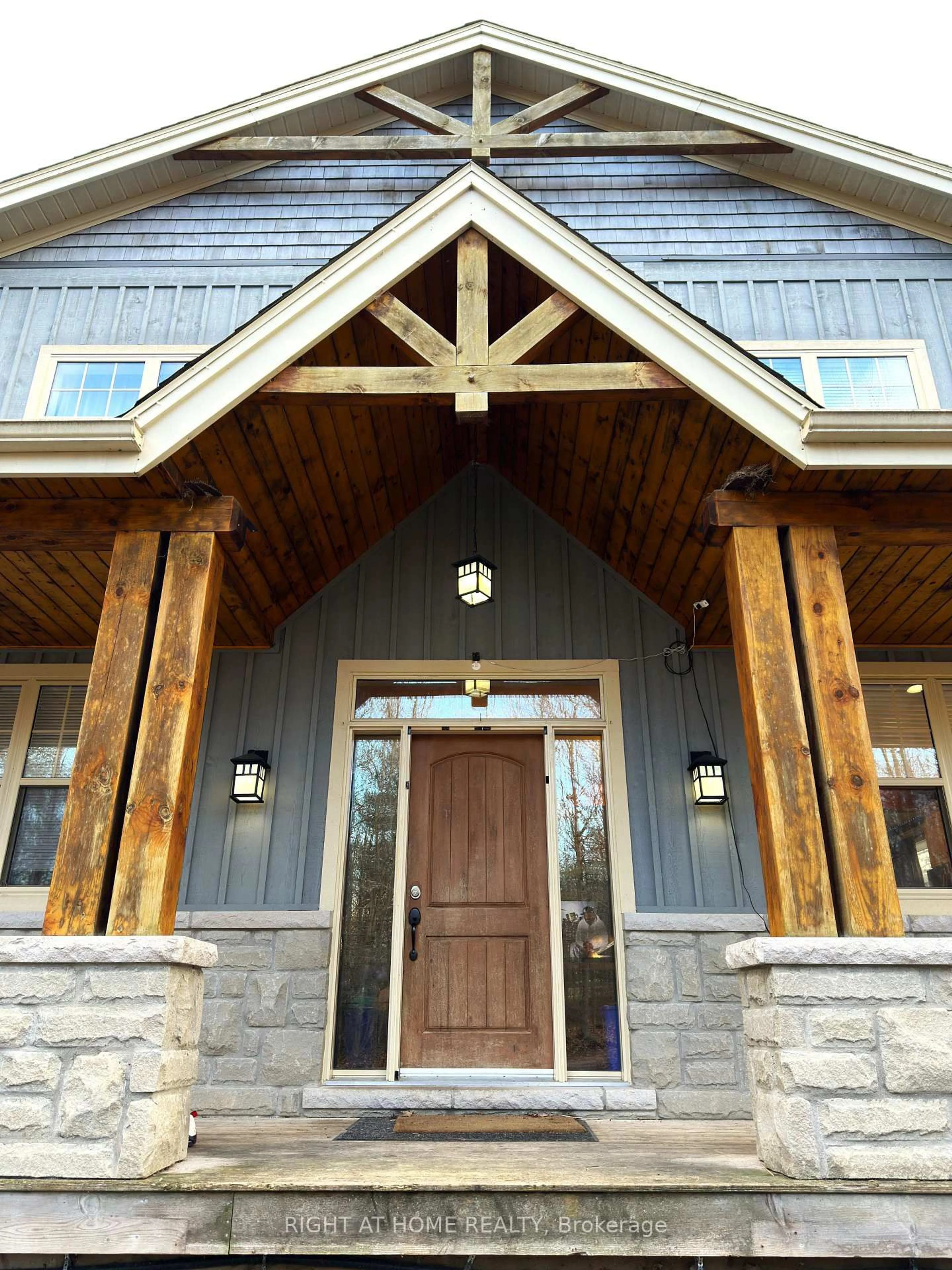 Indoor entryway for 129 Blue Jay Cres, Grey Highlands Ontario N0C 1H0