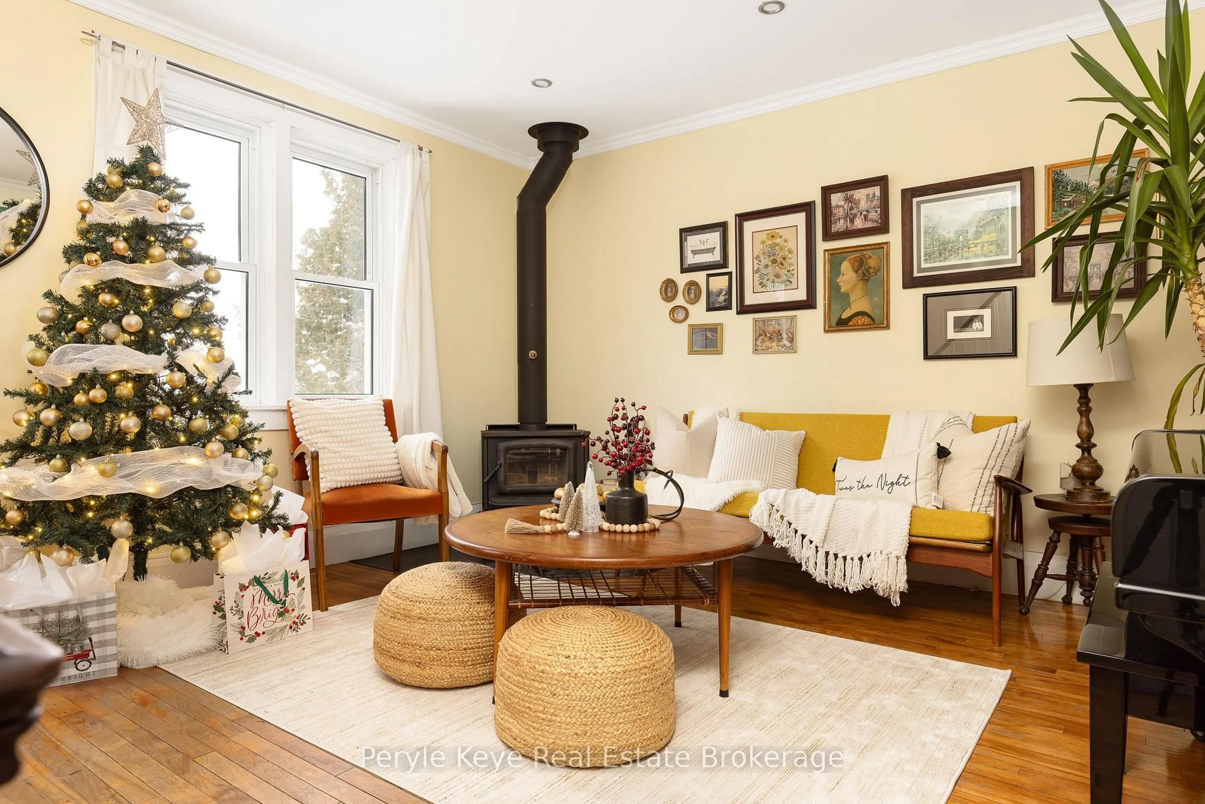 Living room with furniture, wood/laminate floor for 15 East Elliott St, Huntsville Ontario P1H 1W8