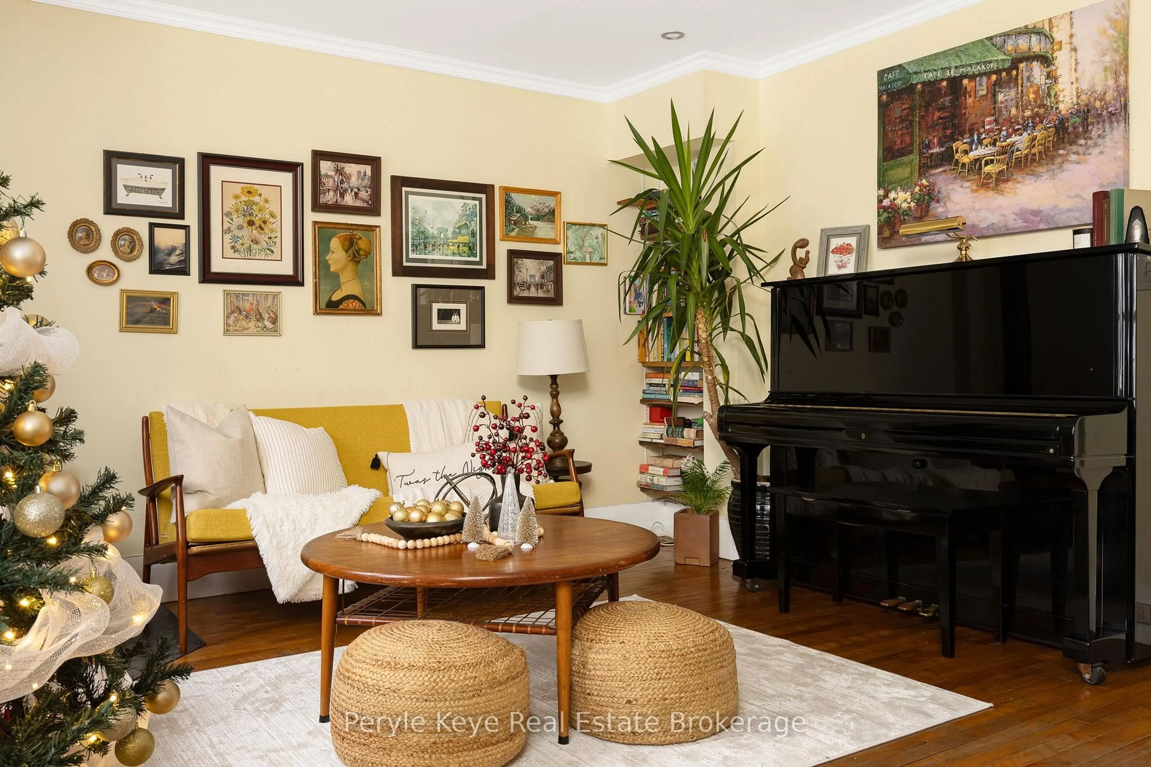 Living room with furniture, wood/laminate floor for 15 East Elliott St, Huntsville Ontario P1H 1W8