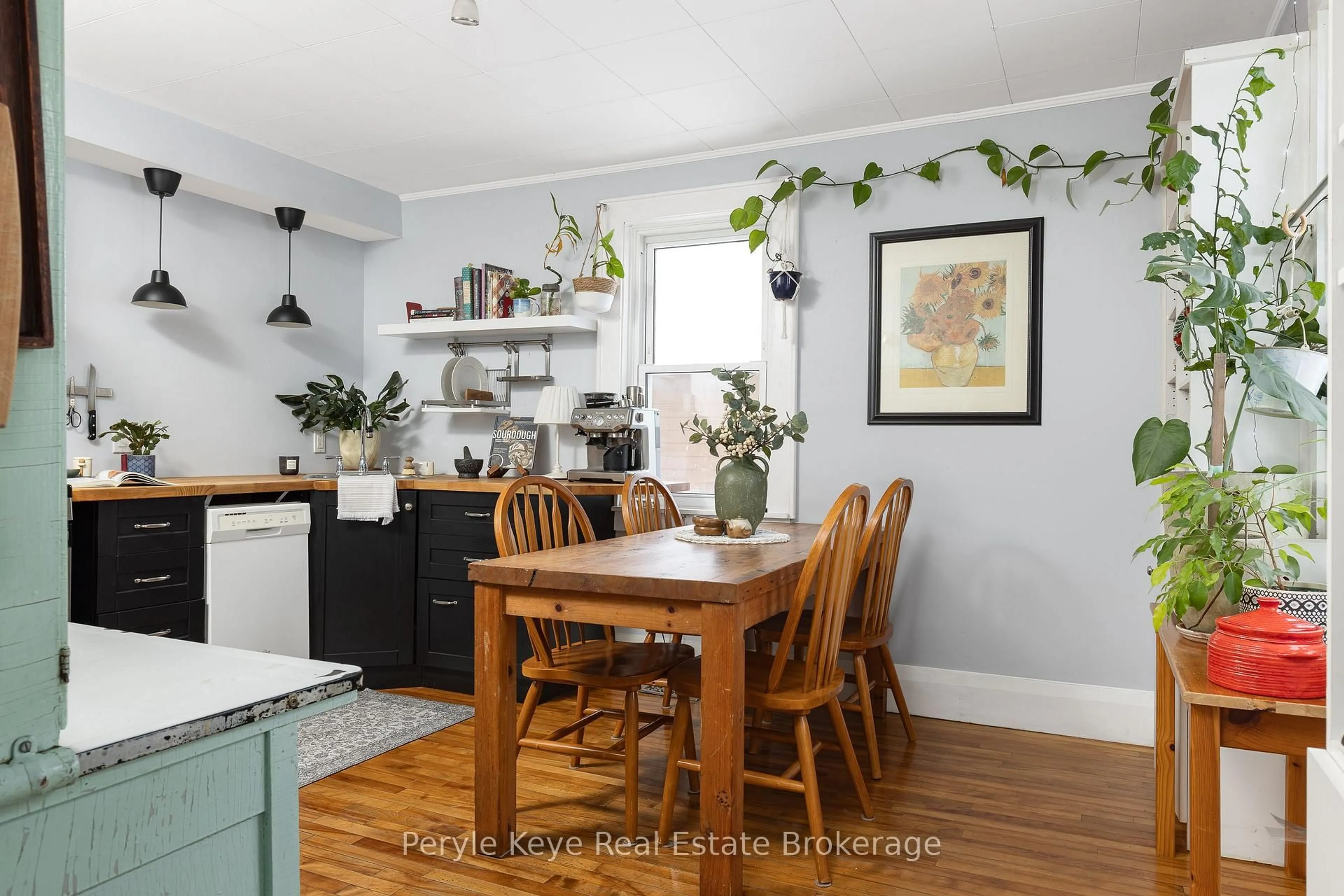 Open concept kitchen, wood/laminate floor for 15 East Elliott St, Huntsville Ontario P1H 1W8