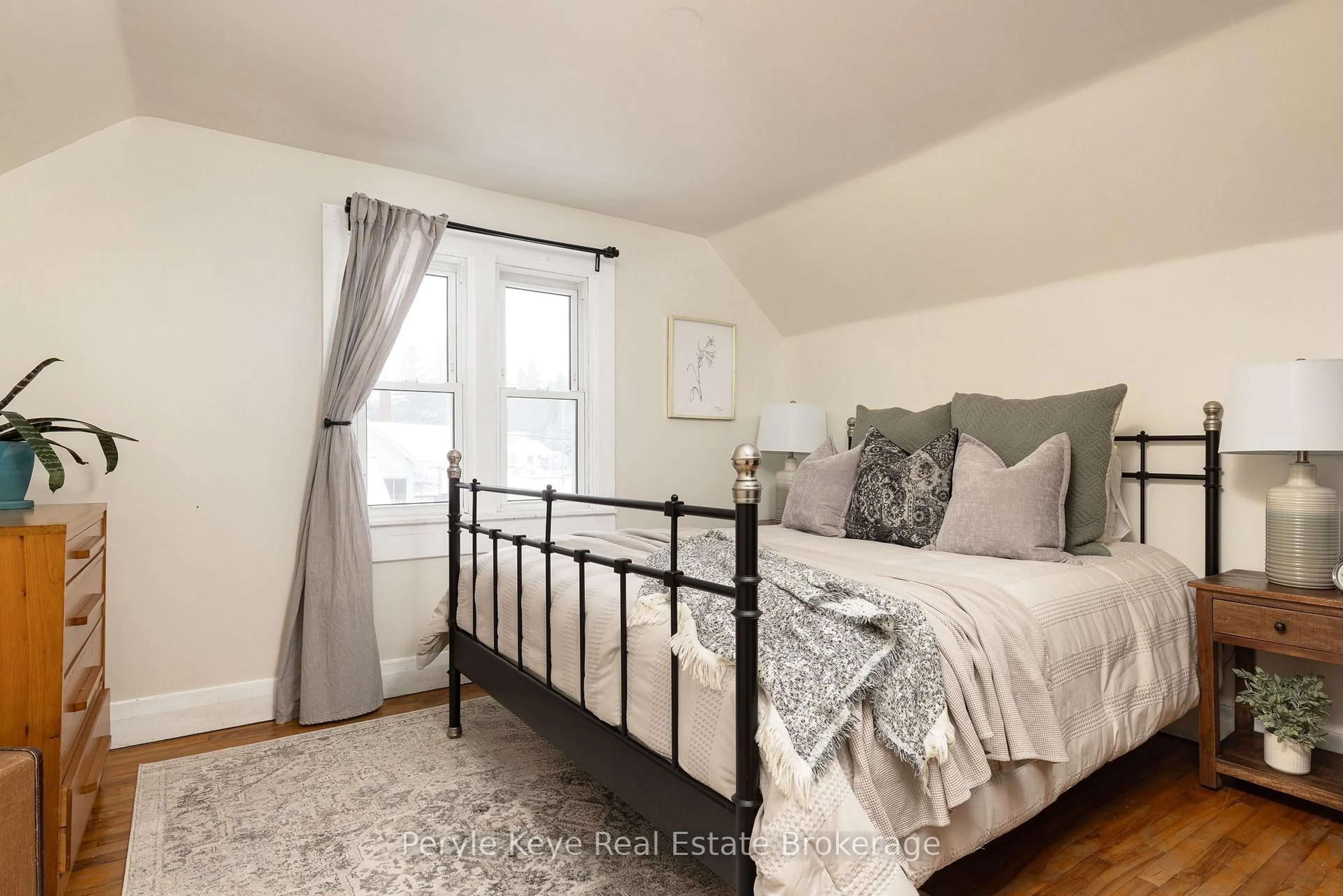 Bedroom with bed, unknown for 15 East Elliott St, Huntsville Ontario P1H 1W8