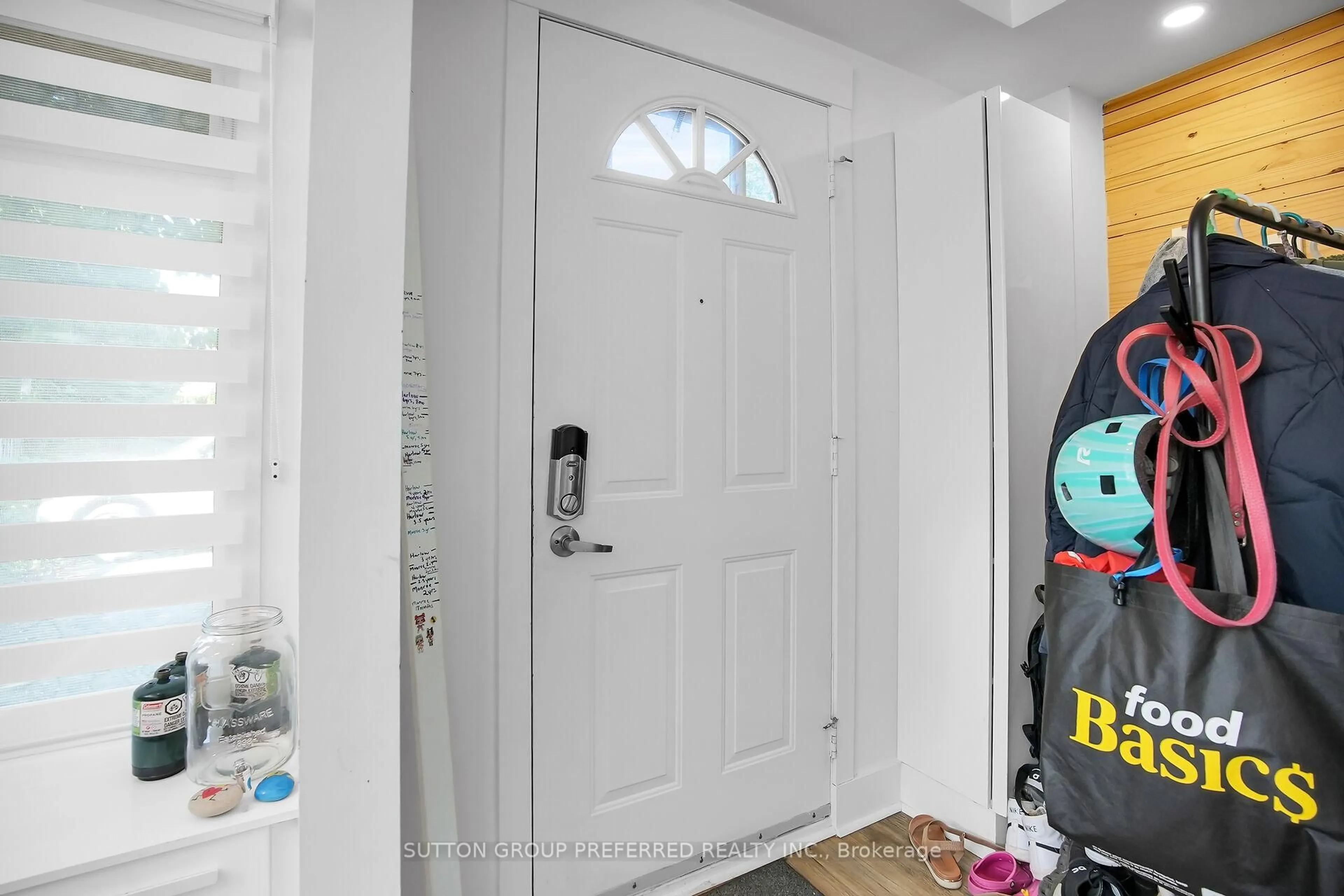 Indoor entryway for 561 PRINCESS Ave #4, London East Ontario N6B 2C1