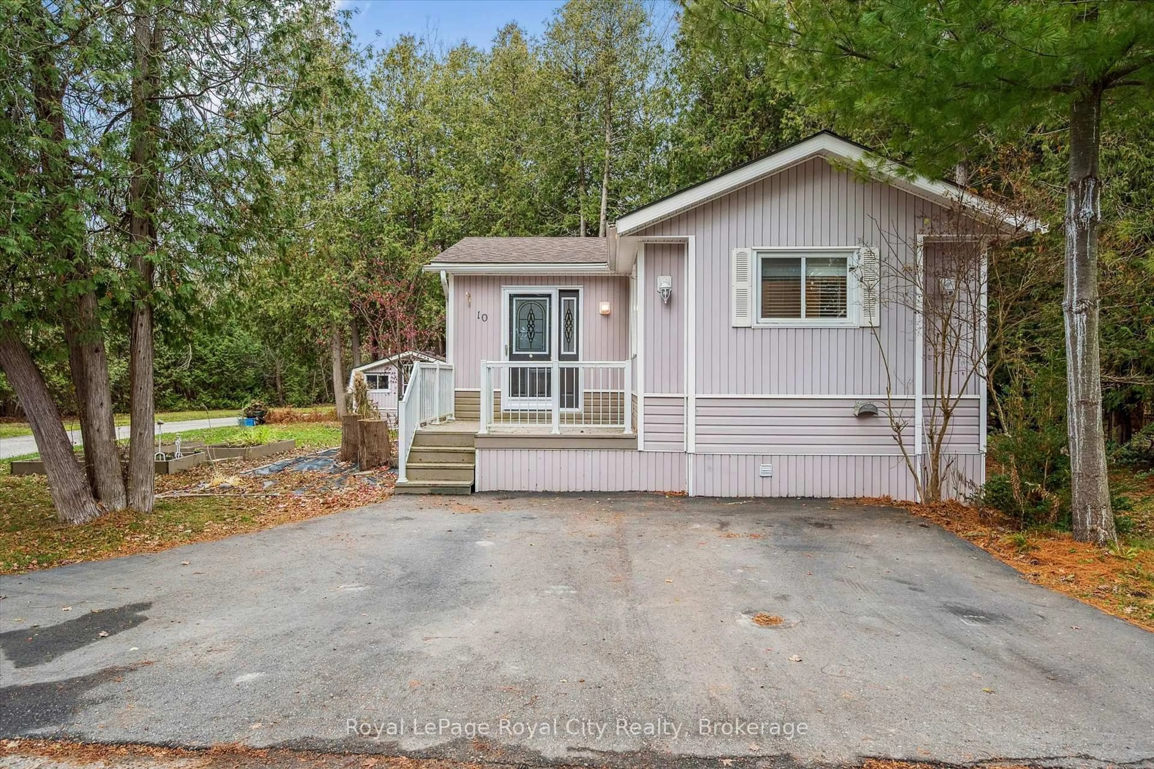 Home with vinyl exterior material, street for 10 Spruce Ave, Puslinch Ontario N1B 2J0