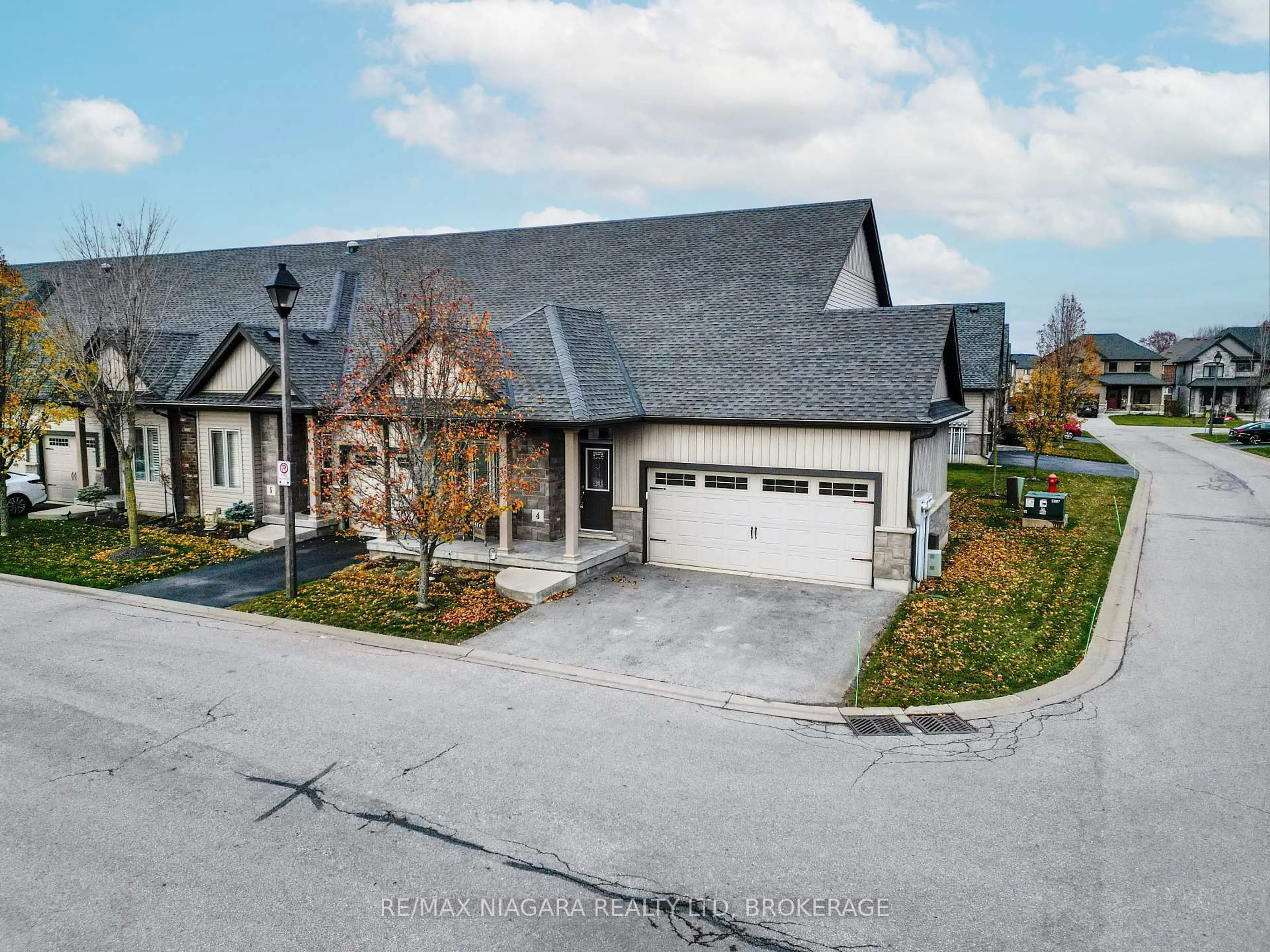 A pic from outside/outdoor area/front of a property/back of a property/a pic from drone, street for 9440 Eagle Ridge Dr #4, Niagara Falls Ontario L2H 0G6