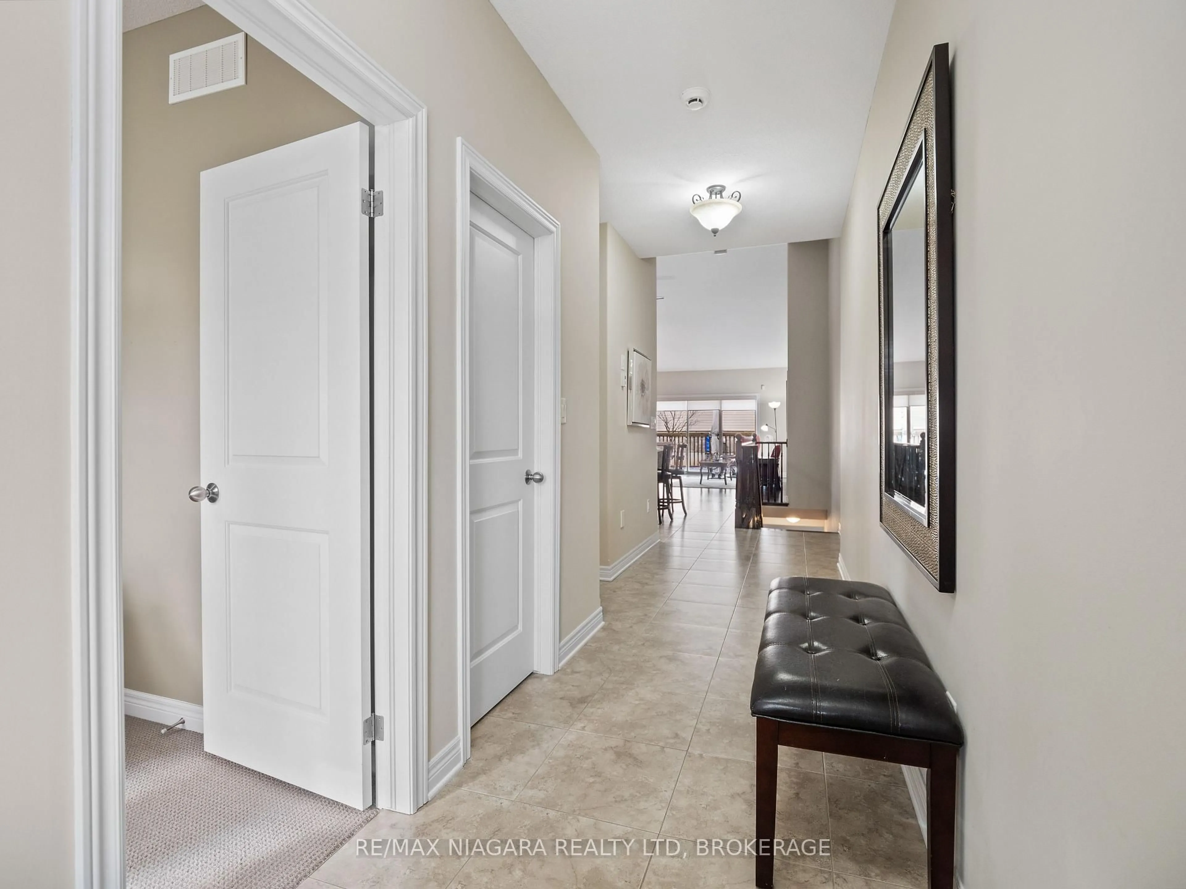 Indoor entryway for 9440 Eagle Ridge Dr #4, Niagara Falls Ontario L2H 0G6