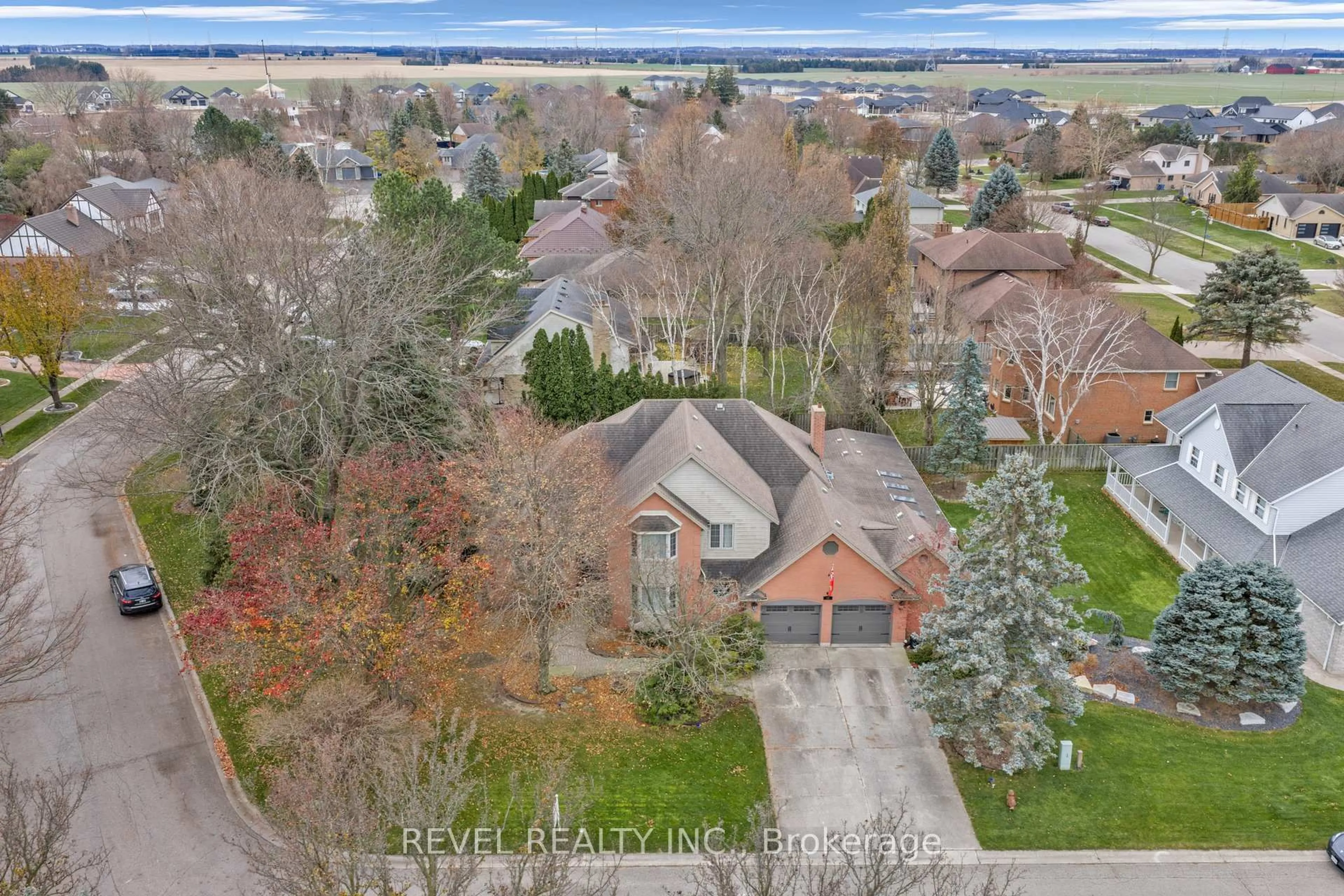 A pic from outside/outdoor area/front of a property/back of a property/a pic from drone, unknown for 11 Cramar Cres, Chatham-Kent Ontario N7M 6G3