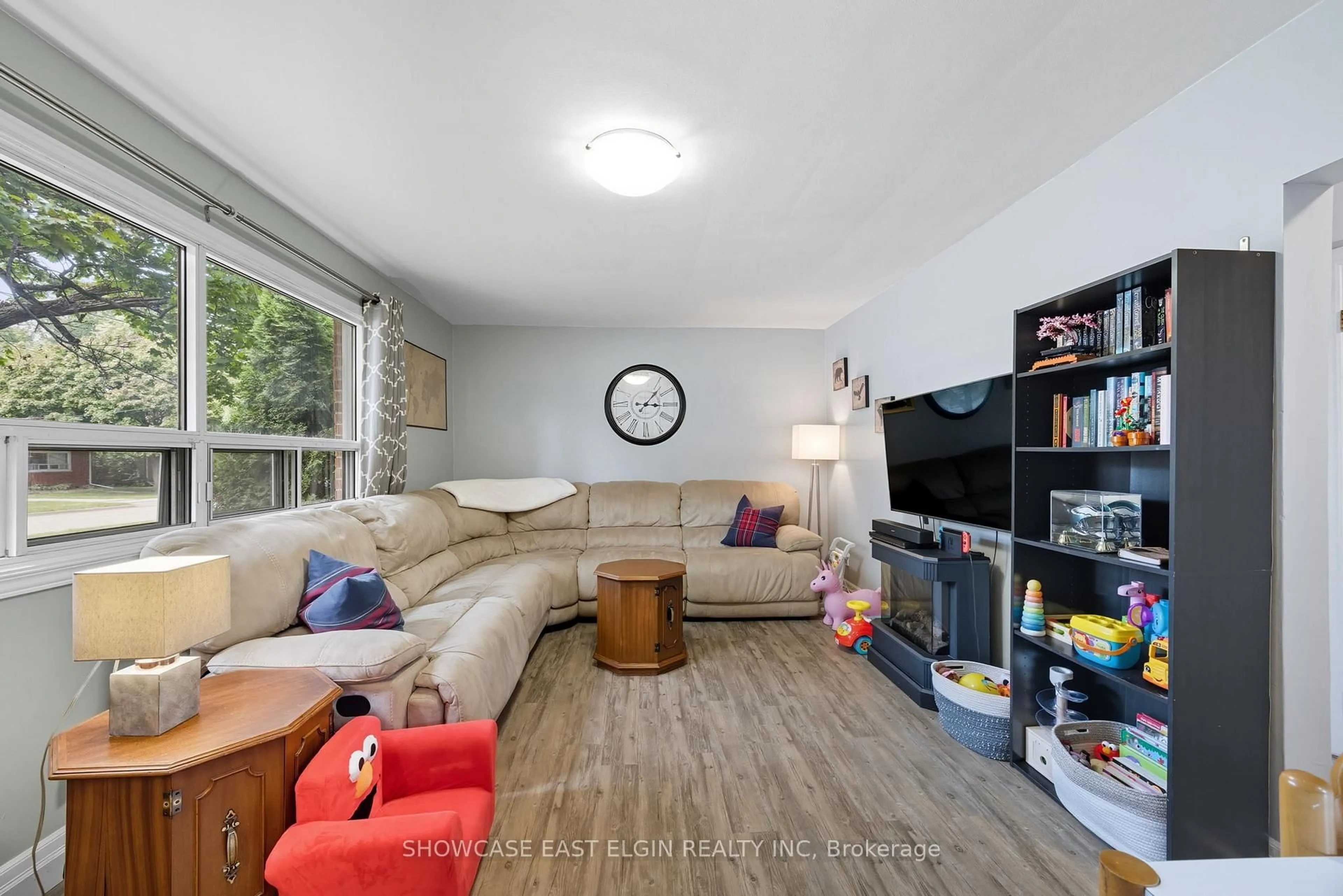 Living room with furniture, unknown for 68 Dunkirk Dr, St. Thomas Ontario N5R 1S3