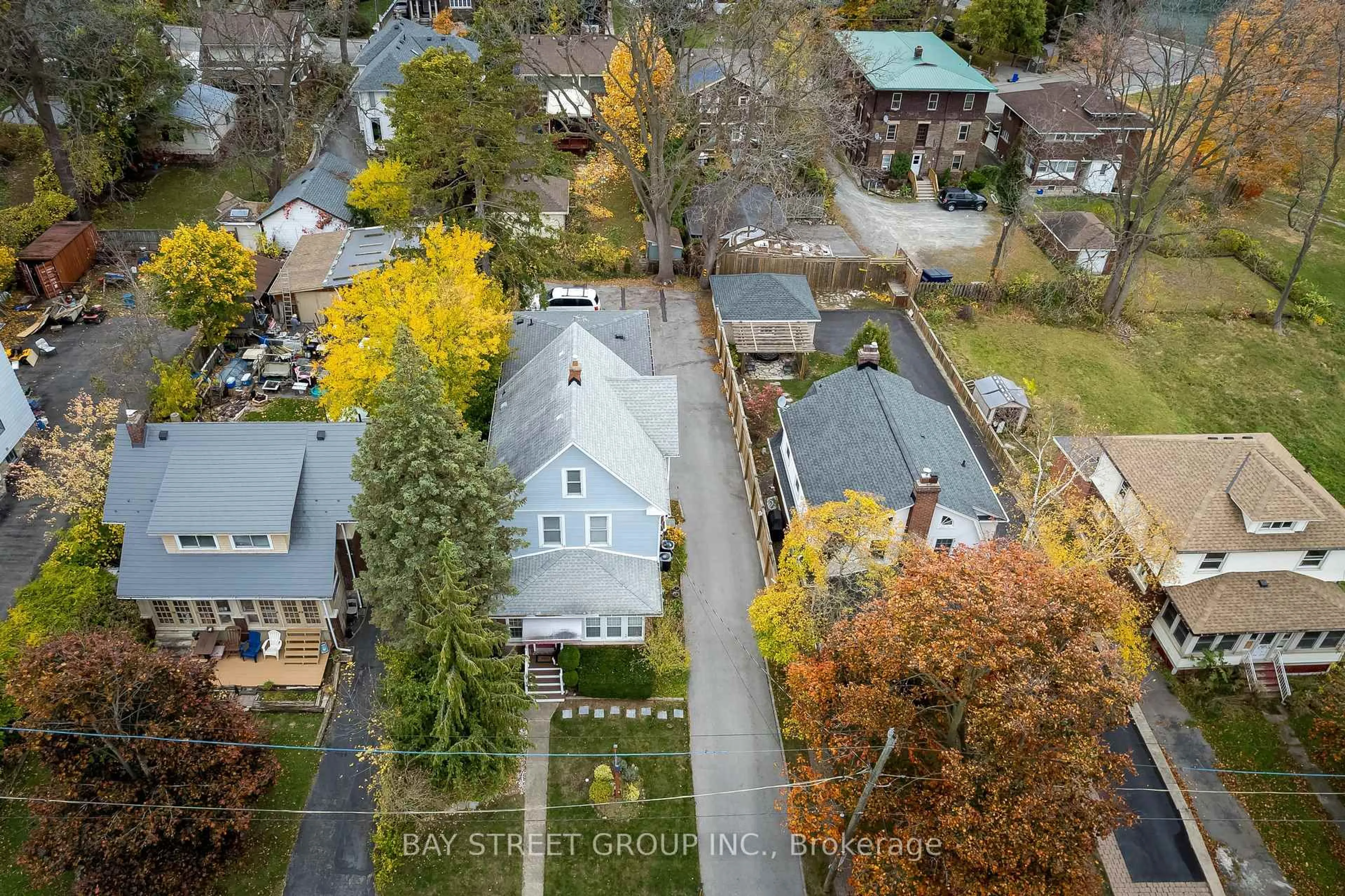 A pic from outside/outdoor area/front of a property/back of a property/a pic from drone, street for 4467 JOHN St, Niagara Falls Ontario L2E 1A4