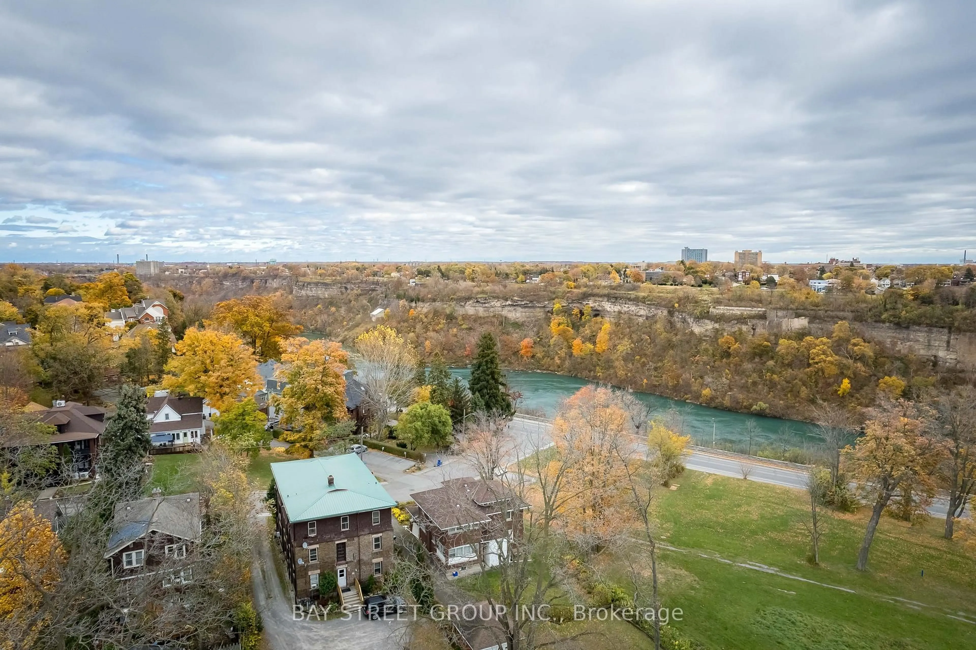 A pic from outside/outdoor area/front of a property/back of a property/a pic from drone, water/lake/river/ocean view for 4467 JOHN St, Niagara Falls Ontario L2E 1A4