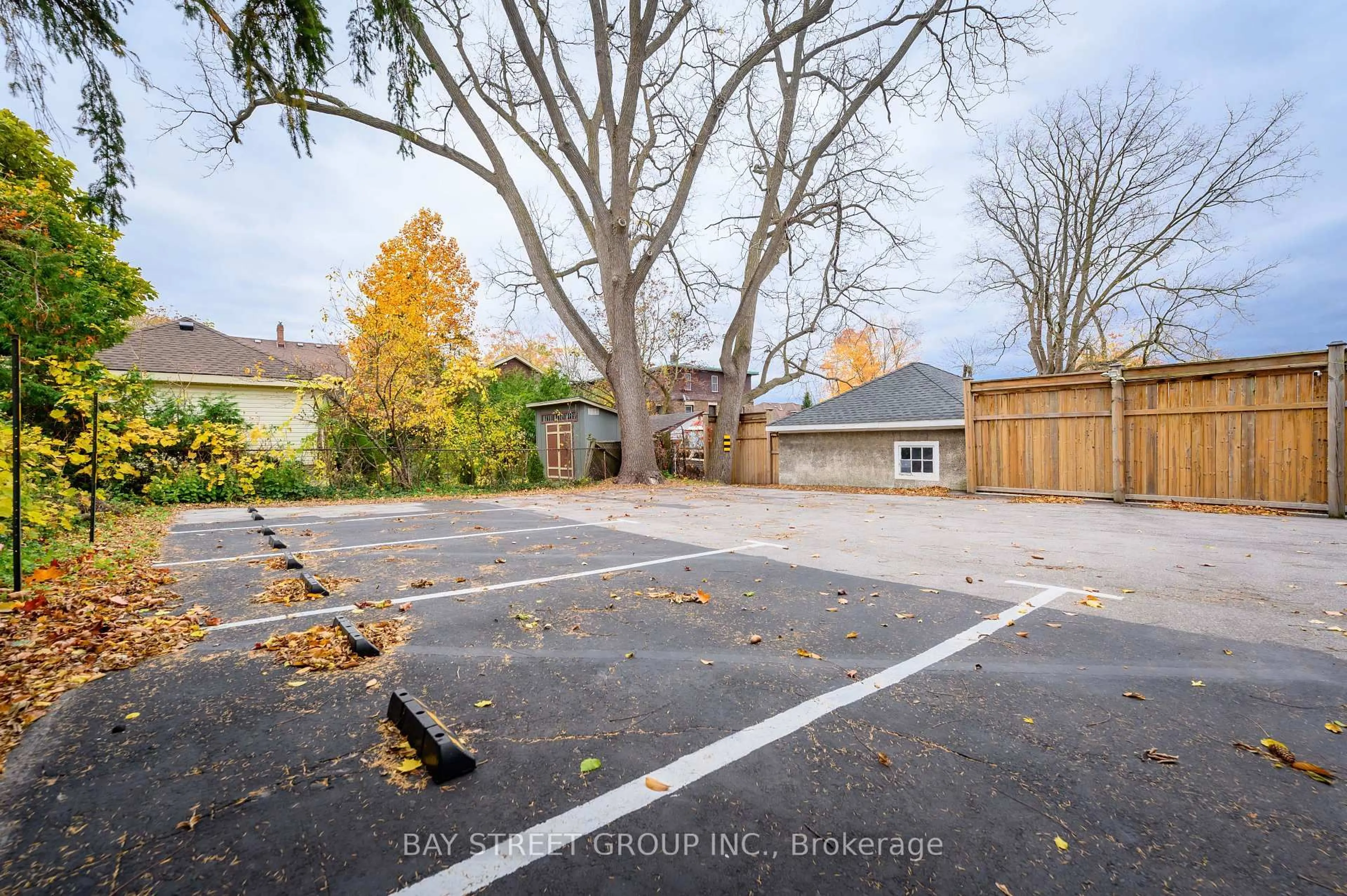 A pic from outside/outdoor area/front of a property/back of a property/a pic from drone, street for 4467 JOHN St, Niagara Falls Ontario L2E 1A4