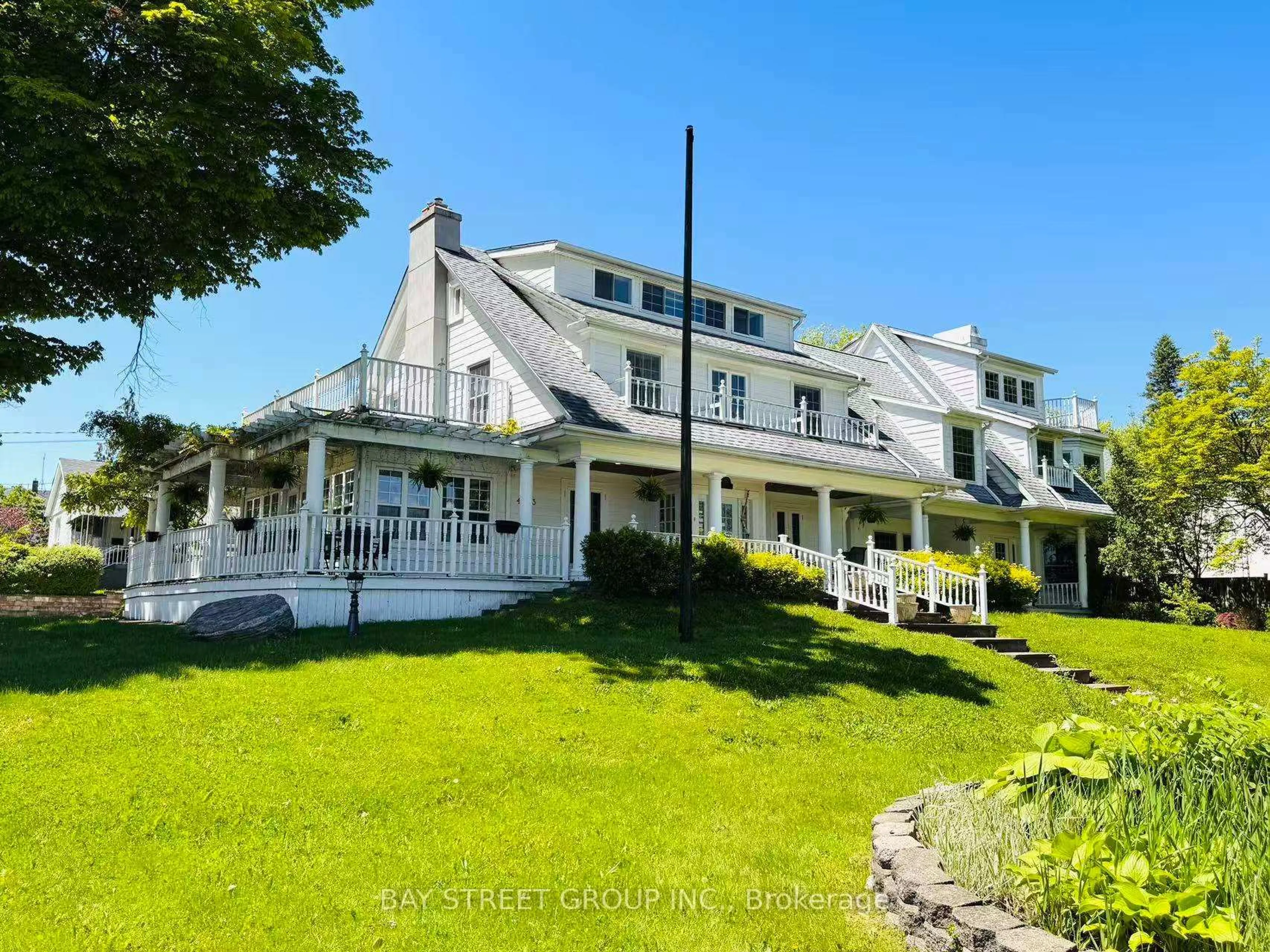 A pic from outside/outdoor area/front of a property/back of a property/a pic from drone, unknown for 4983 River Rd, Niagara Falls Ontario L2E 3G6