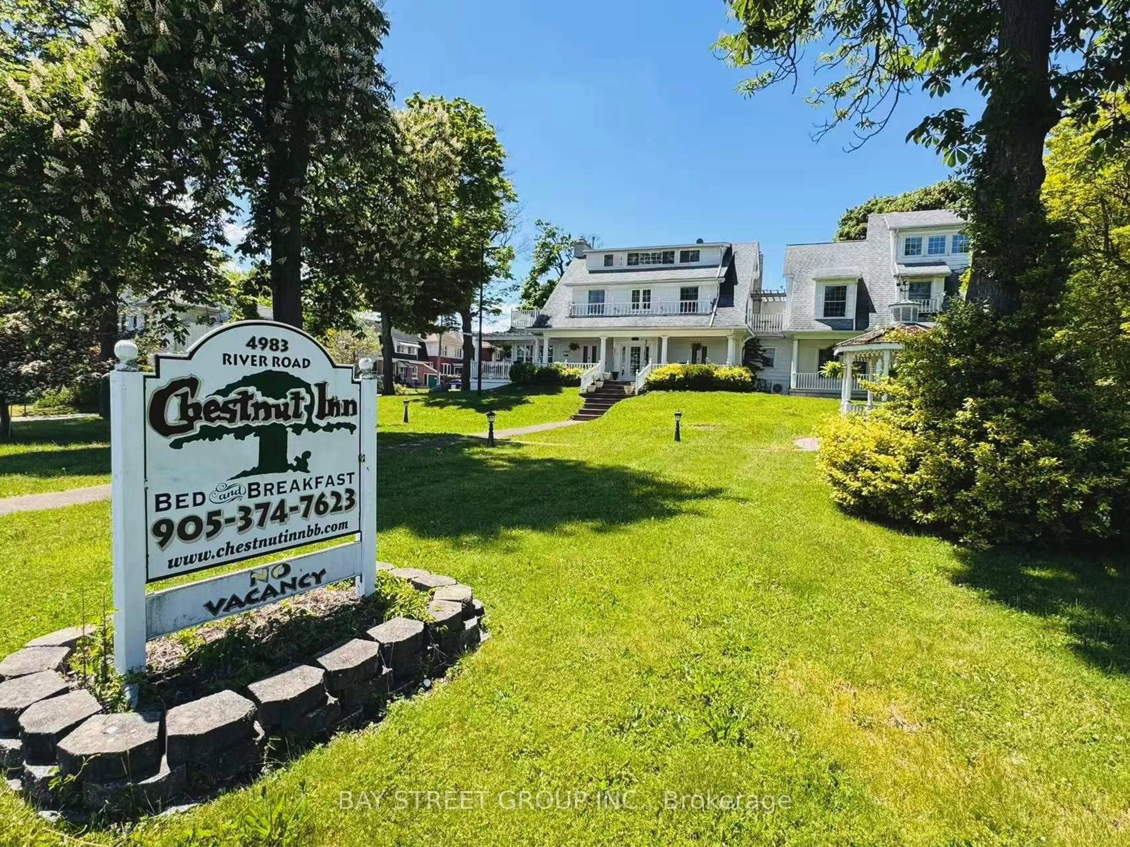 A pic from outside/outdoor area/front of a property/back of a property/a pic from drone, street for 4983 River Rd, Niagara Falls Ontario L2E 3G6