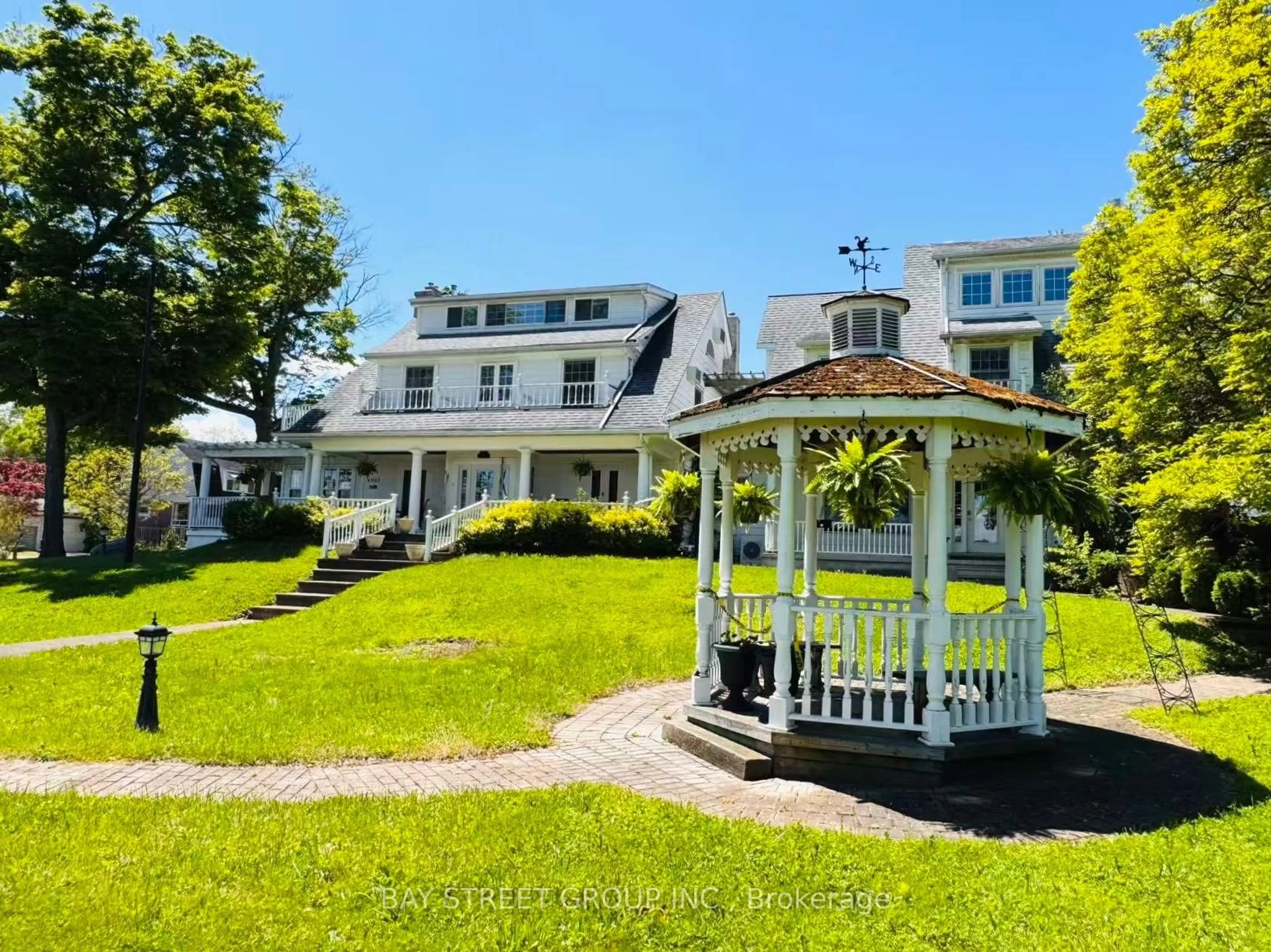 A pic from outside/outdoor area/front of a property/back of a property/a pic from drone, street for 4983 River Rd, Niagara Falls Ontario L2E 3G6