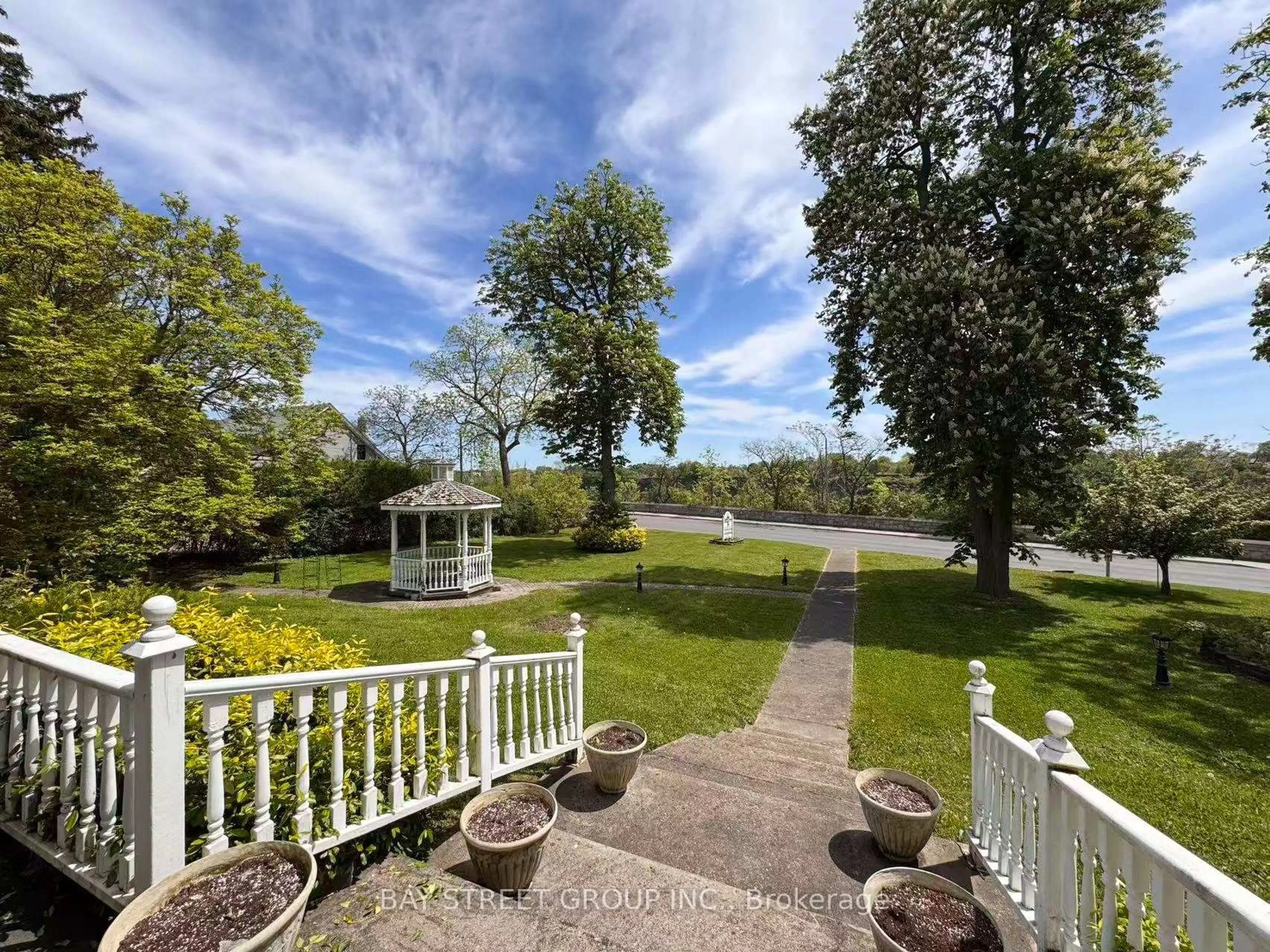 A pic from outside/outdoor area/front of a property/back of a property/a pic from drone, water/lake/river/ocean view for 4983 River Rd, Niagara Falls Ontario L2E 3G6