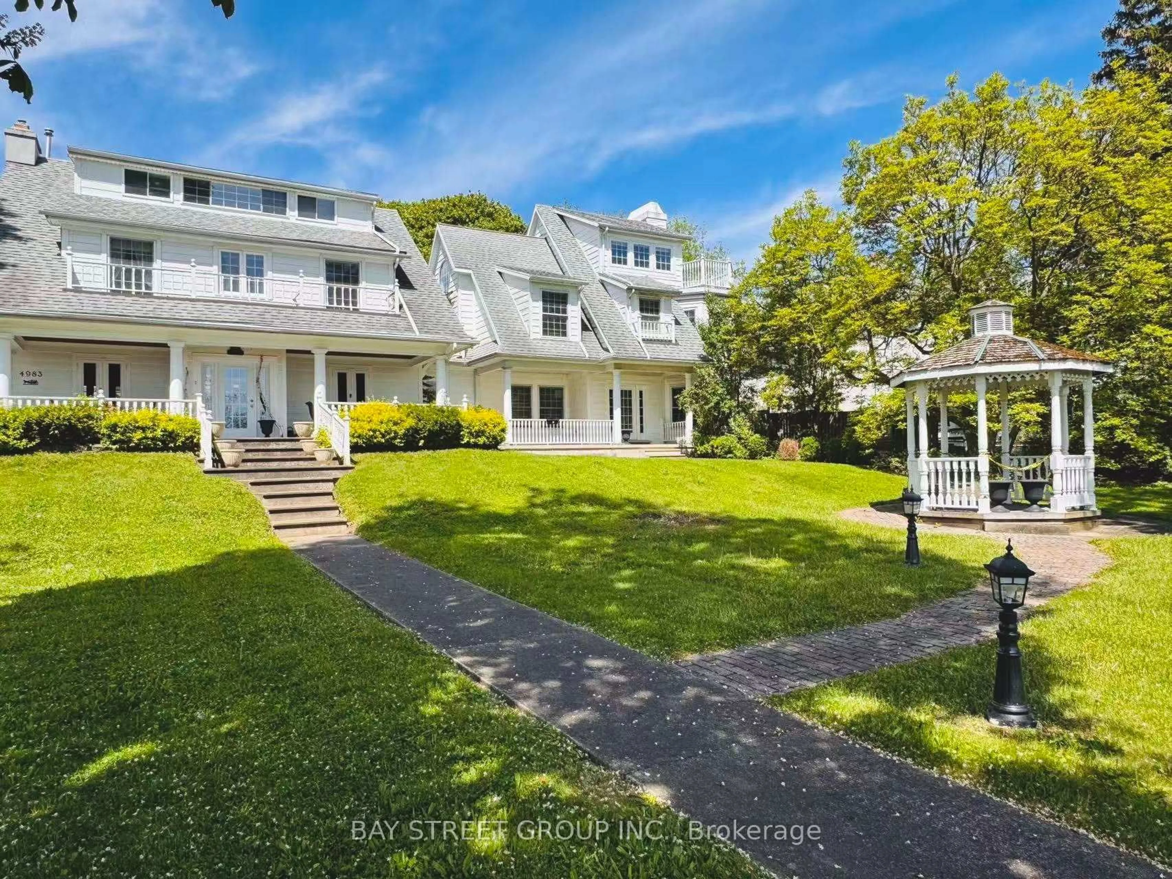 A pic from outside/outdoor area/front of a property/back of a property/a pic from drone, street for 4983 River Rd, Niagara Falls Ontario L2E 3G6