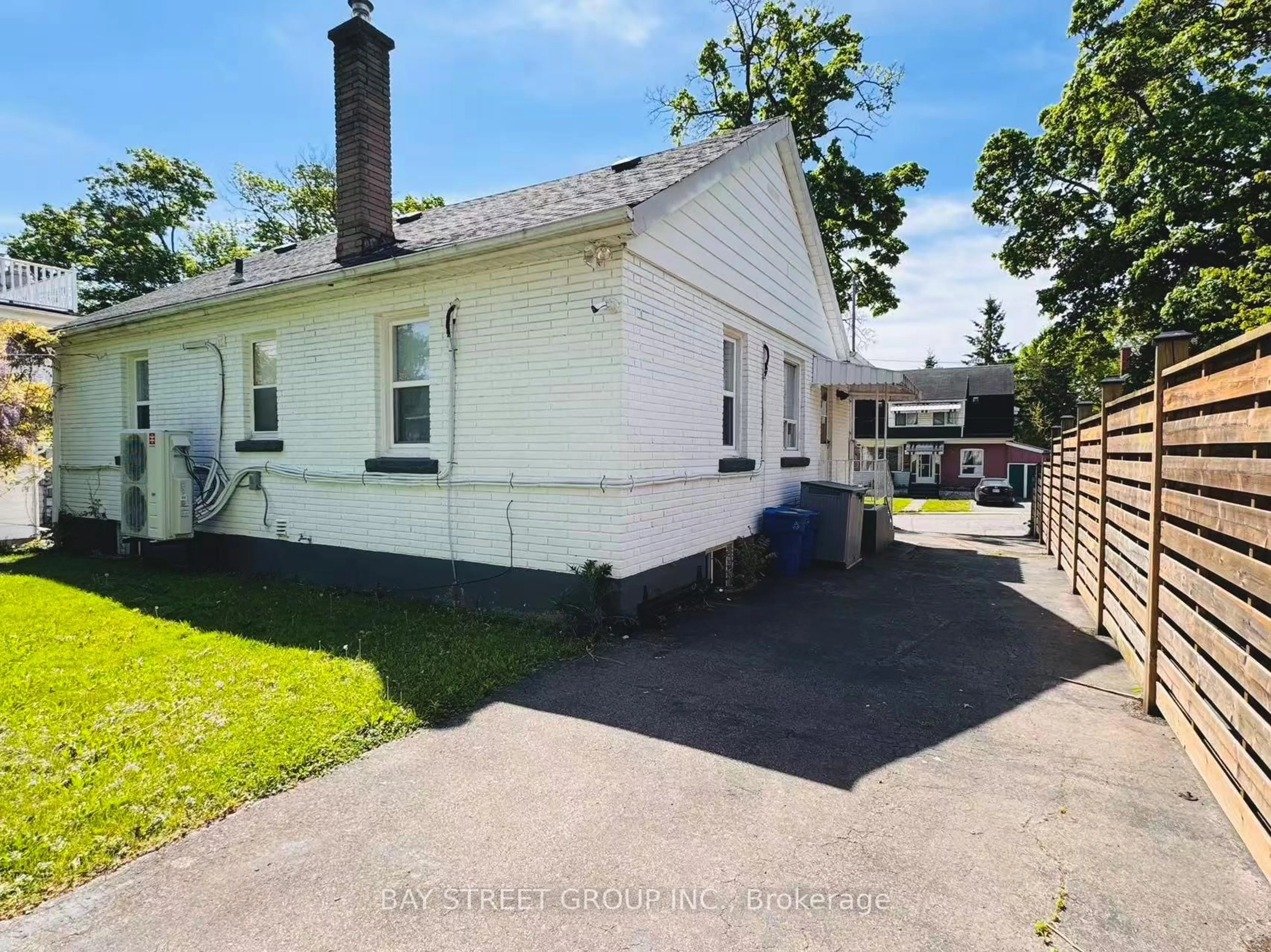 A pic from outside/outdoor area/front of a property/back of a property/a pic from drone, street for 4305 Bampfield St, Niagara Falls Ontario L2E 1G7