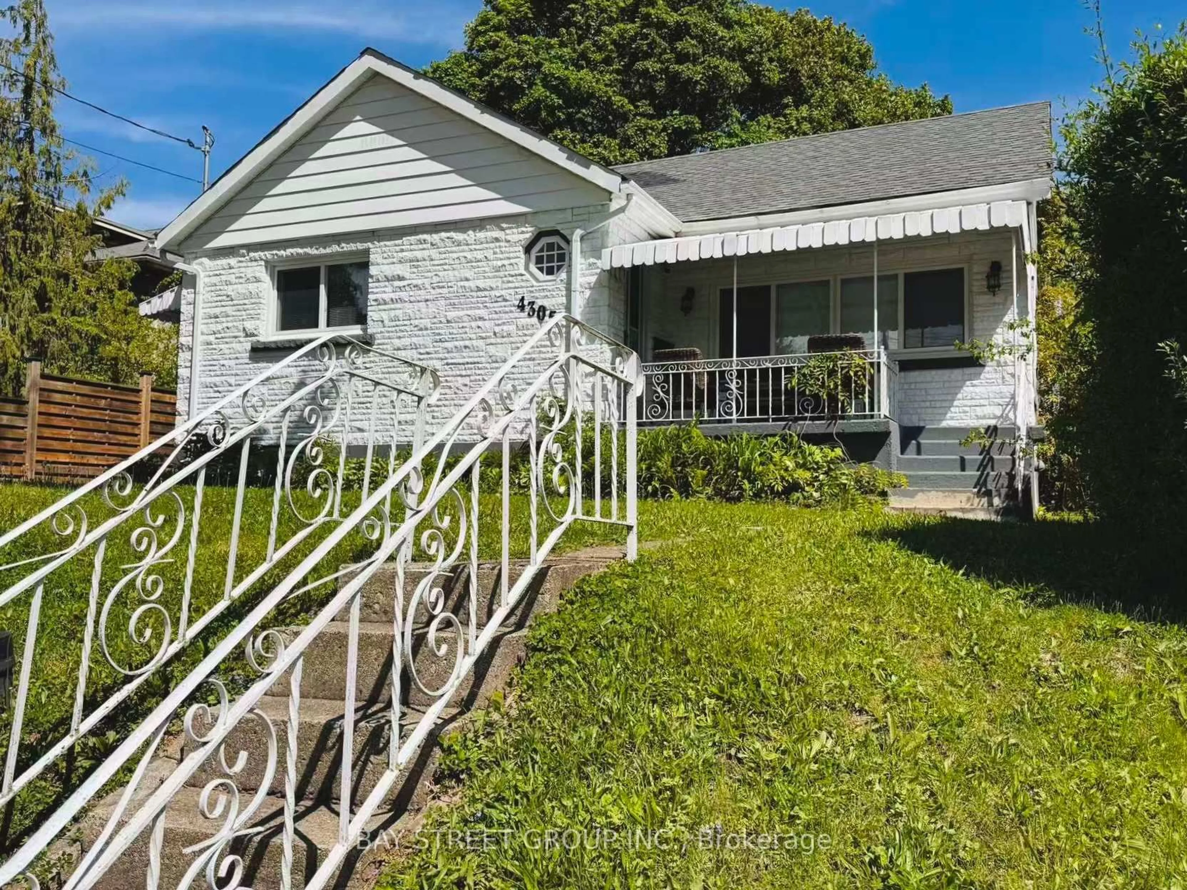 A pic from outside/outdoor area/front of a property/back of a property/a pic from drone, street for 4305 Bampfield St, Niagara Falls Ontario L2E 1G7