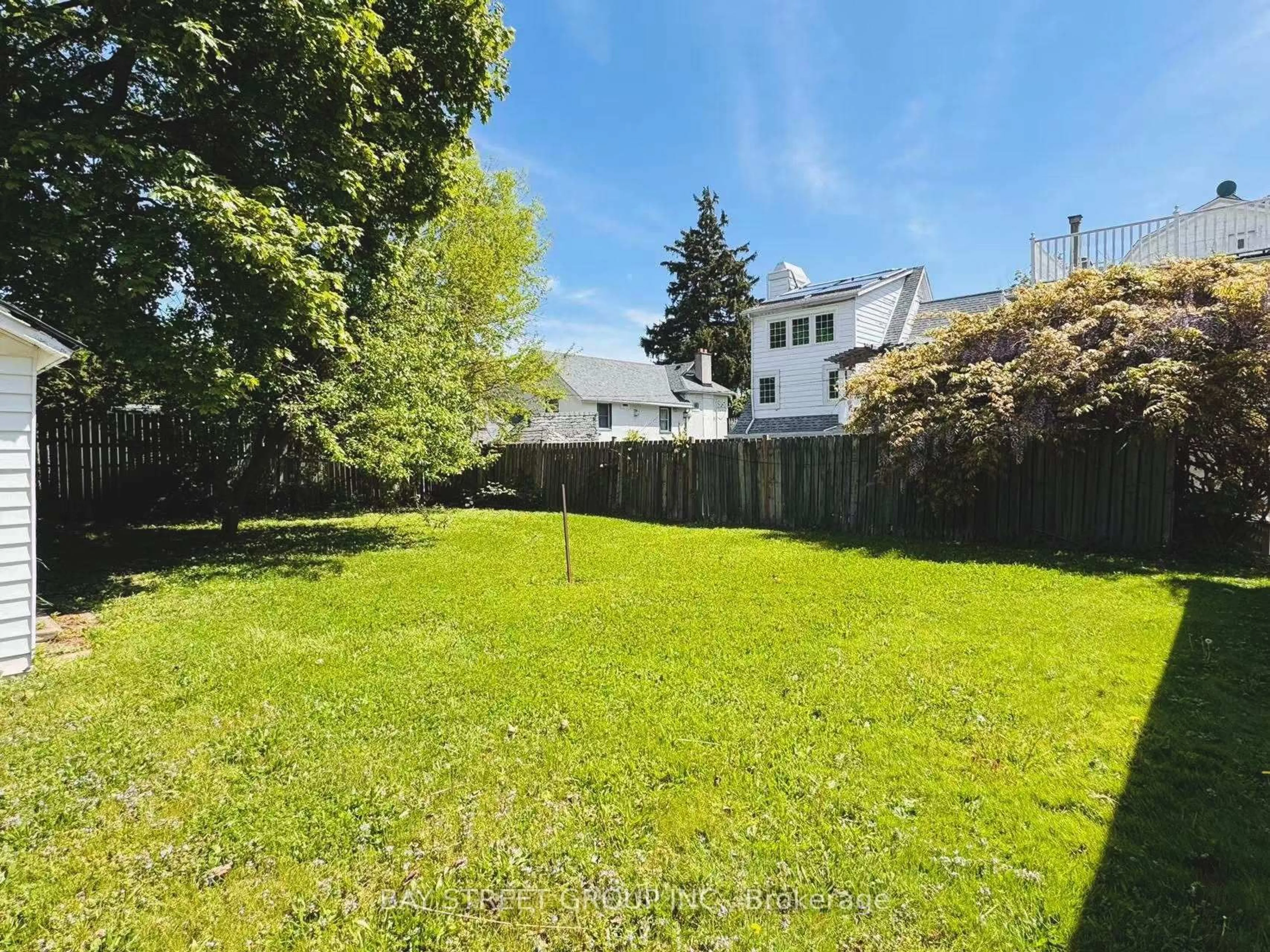 A pic from outside/outdoor area/front of a property/back of a property/a pic from drone, unknown for 4305 Bampfield St, Niagara Falls Ontario L2E 1G7