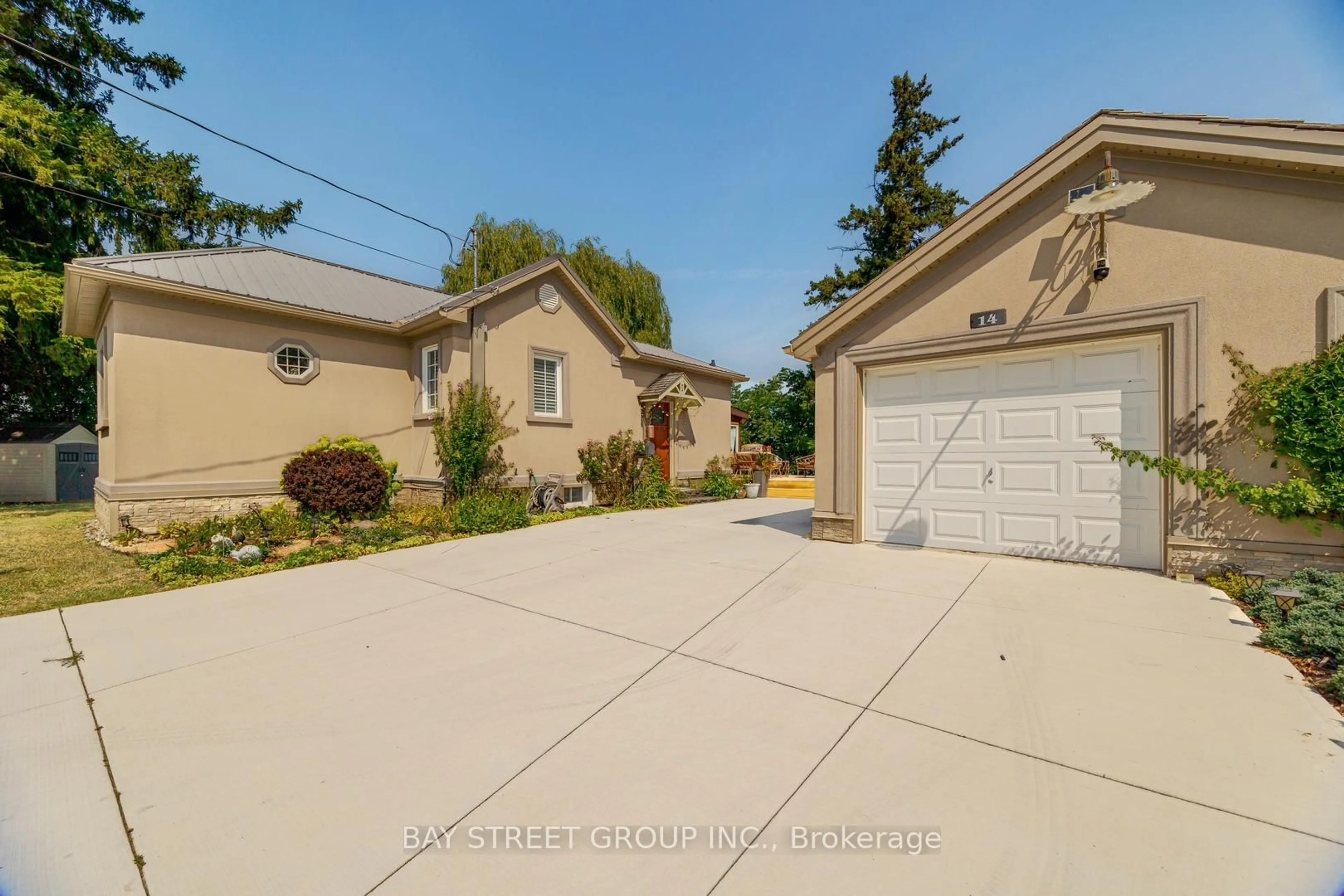 A pic from outside/outdoor area/front of a property/back of a property/a pic from drone, street for 14 Marlatts Rd, Thorold Ontario L2V 1N1