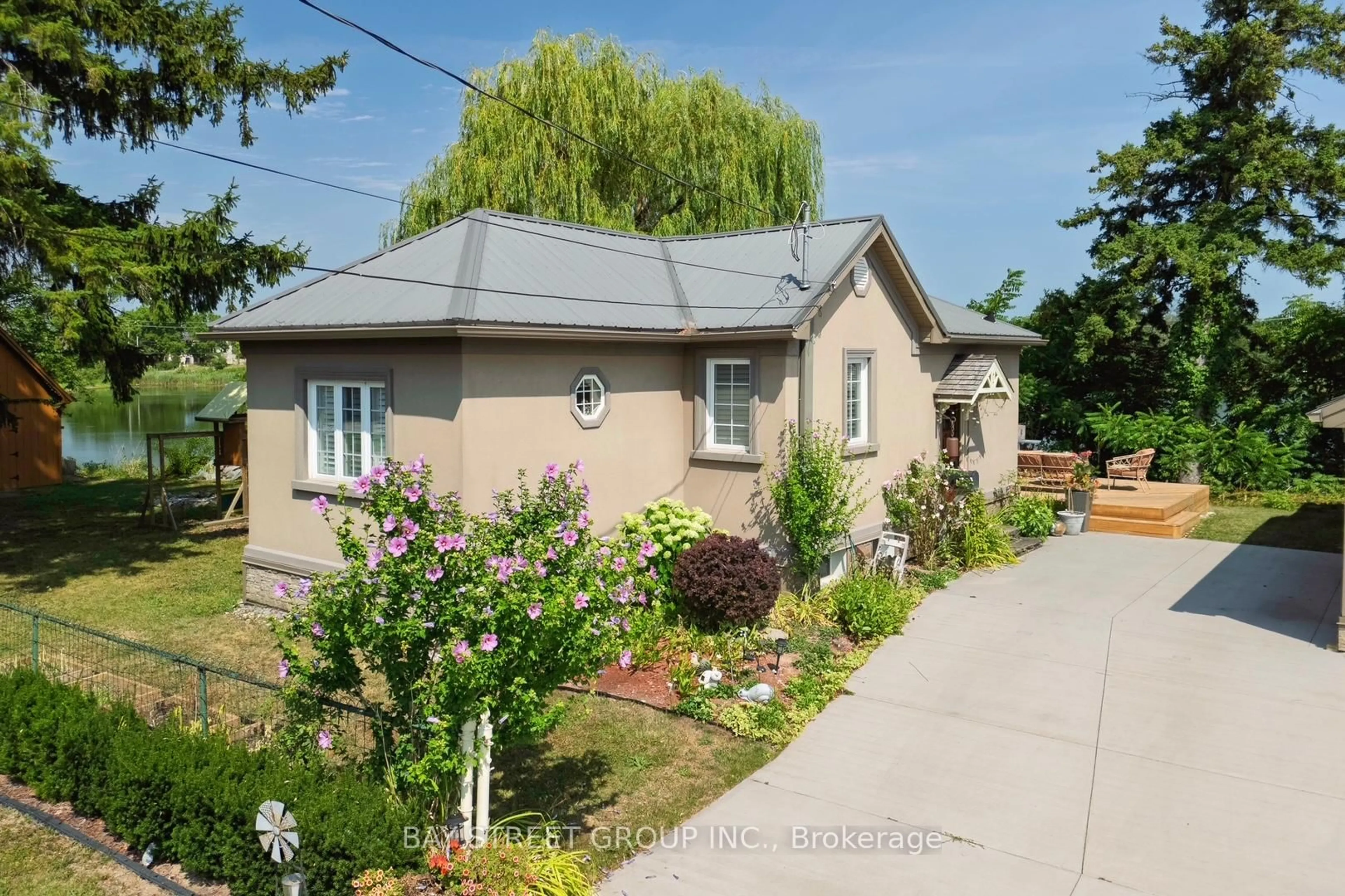 A pic from outside/outdoor area/front of a property/back of a property/a pic from drone, street for 14 Marlatts Rd, Thorold Ontario L2V 1N1