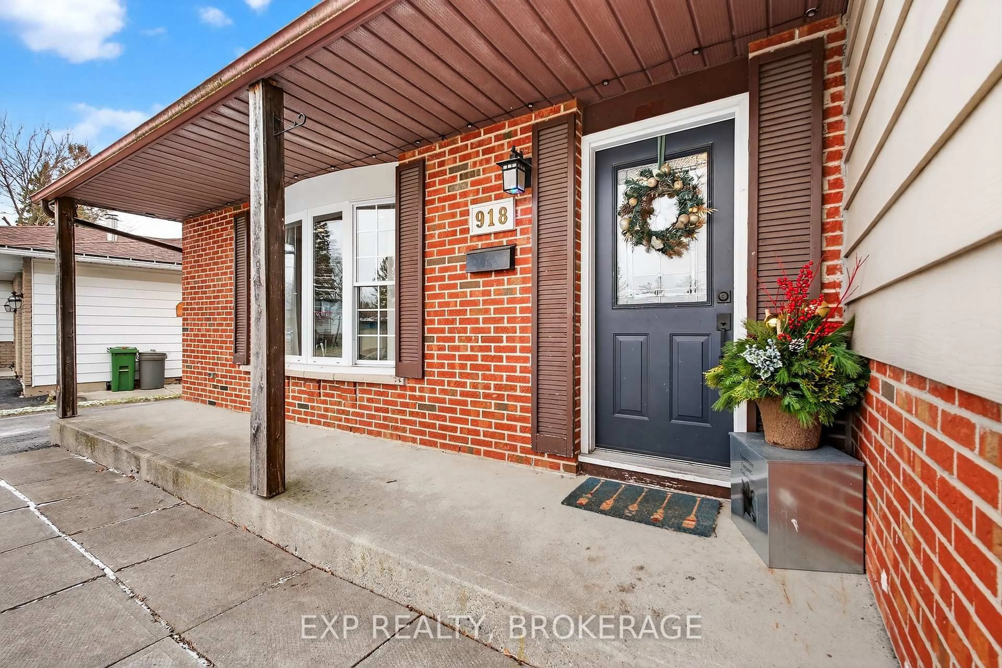 Indoor entryway for 918 CRESTHILL St, Kingston Ontario K7P 1H7