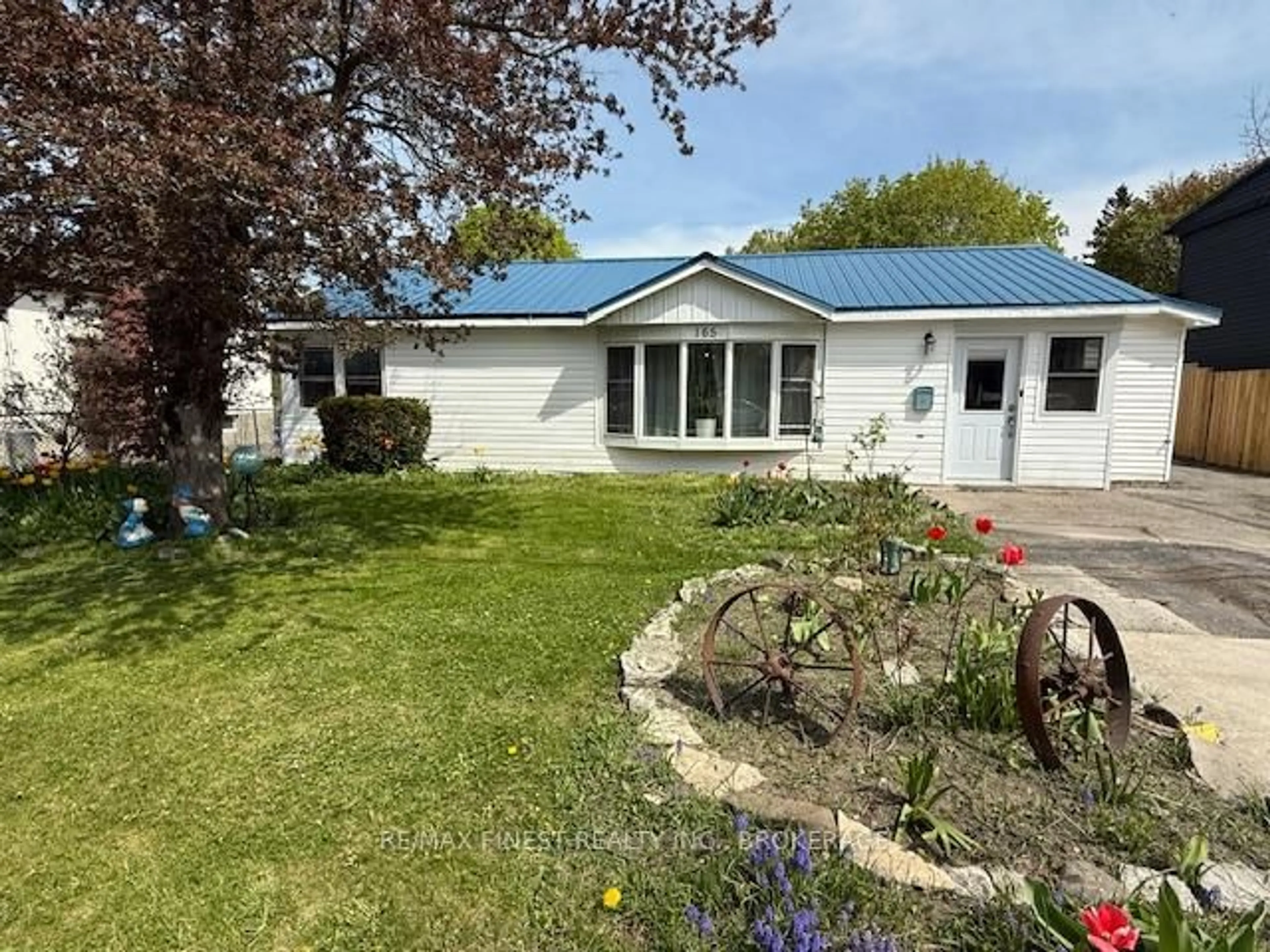 A pic from outside/outdoor area/front of a property/back of a property/a pic from drone, unknown for 165 Phillips St, Kingston Ontario K7M 2Z9