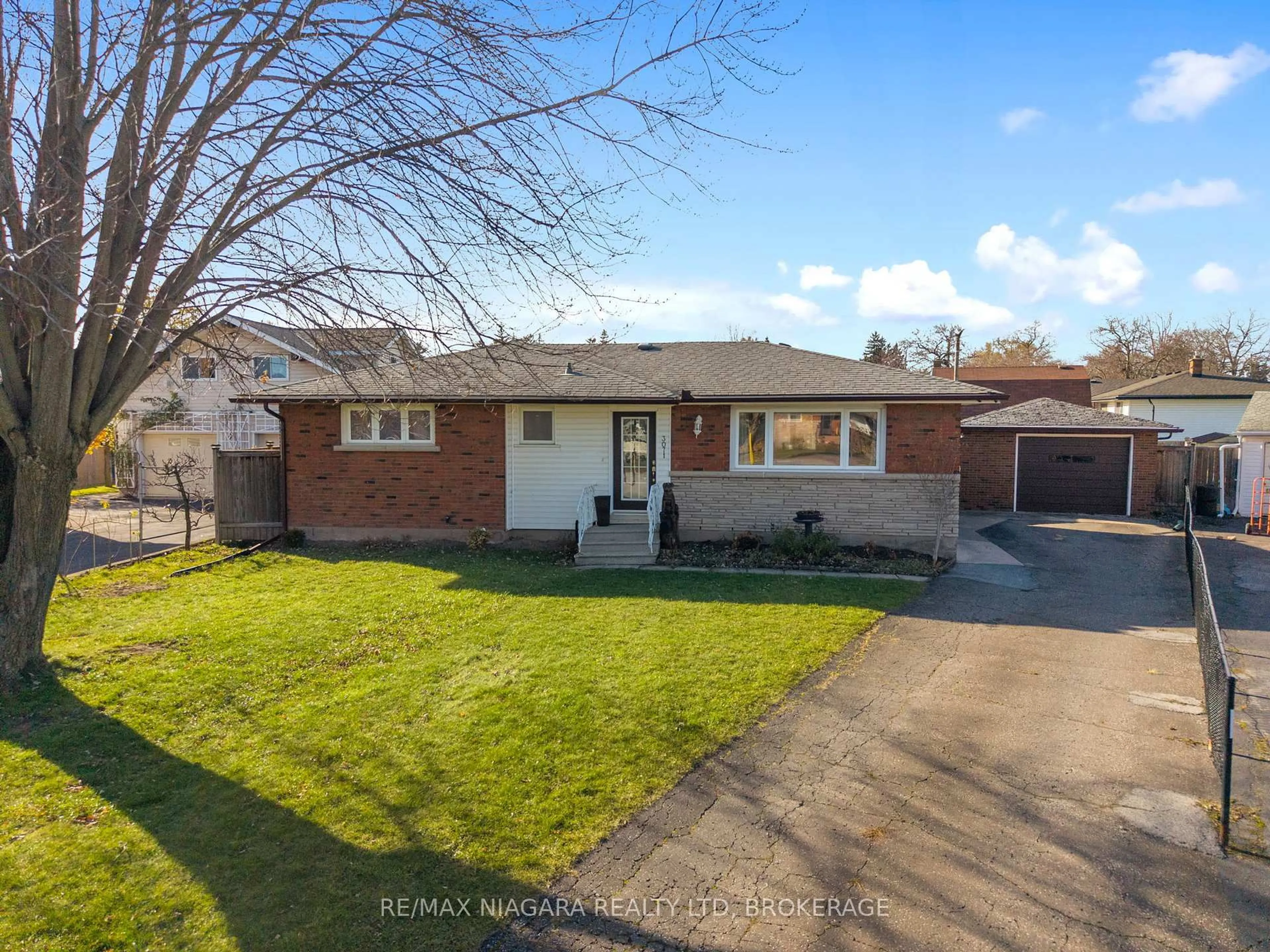 A pic from outside/outdoor area/front of a property/back of a property/a pic from drone, street for 3071 Basswood Crt, Niagara Falls Ontario L2J 2G9