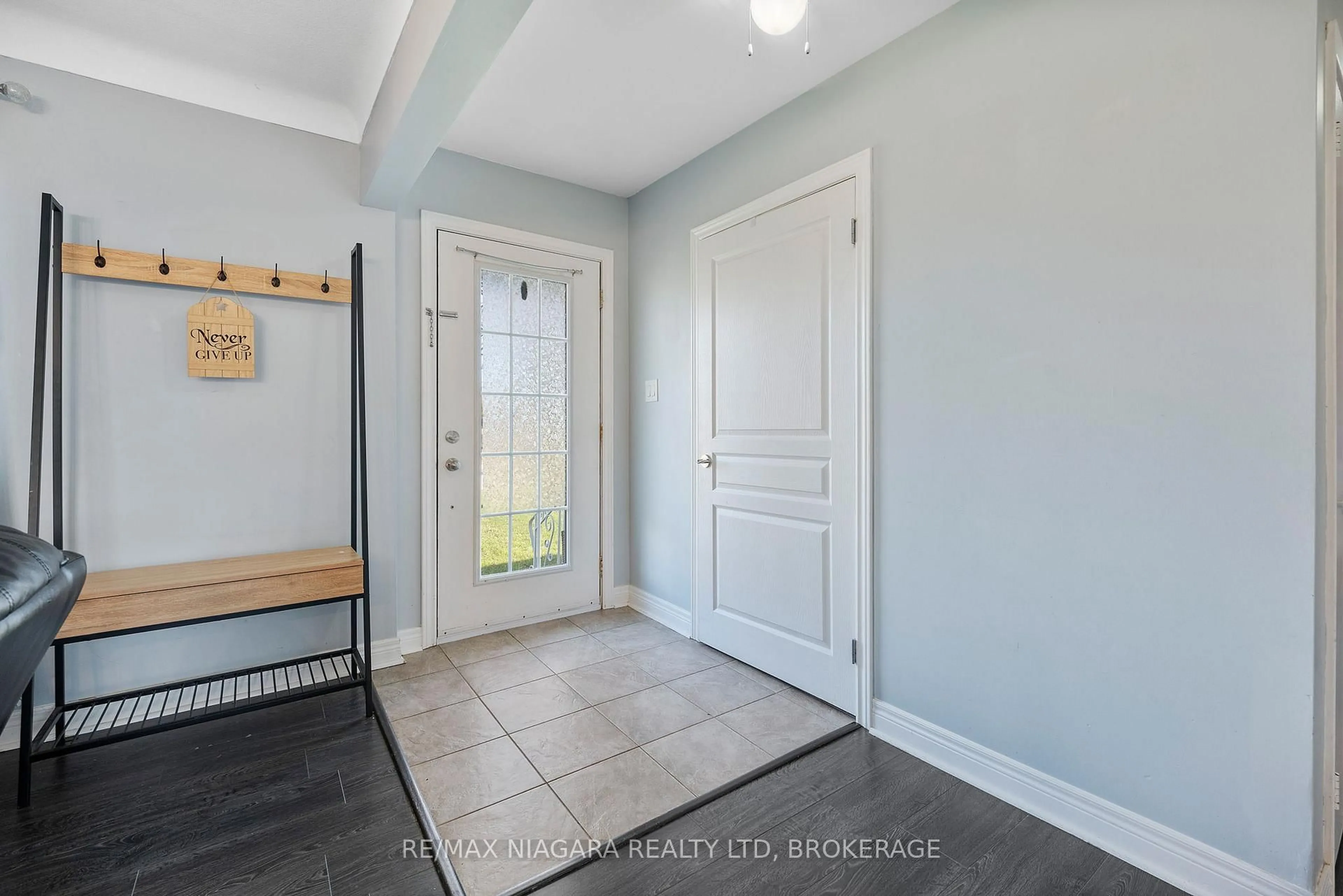 Indoor entryway for 3071 Basswood Crt, Niagara Falls Ontario L2J 2G9