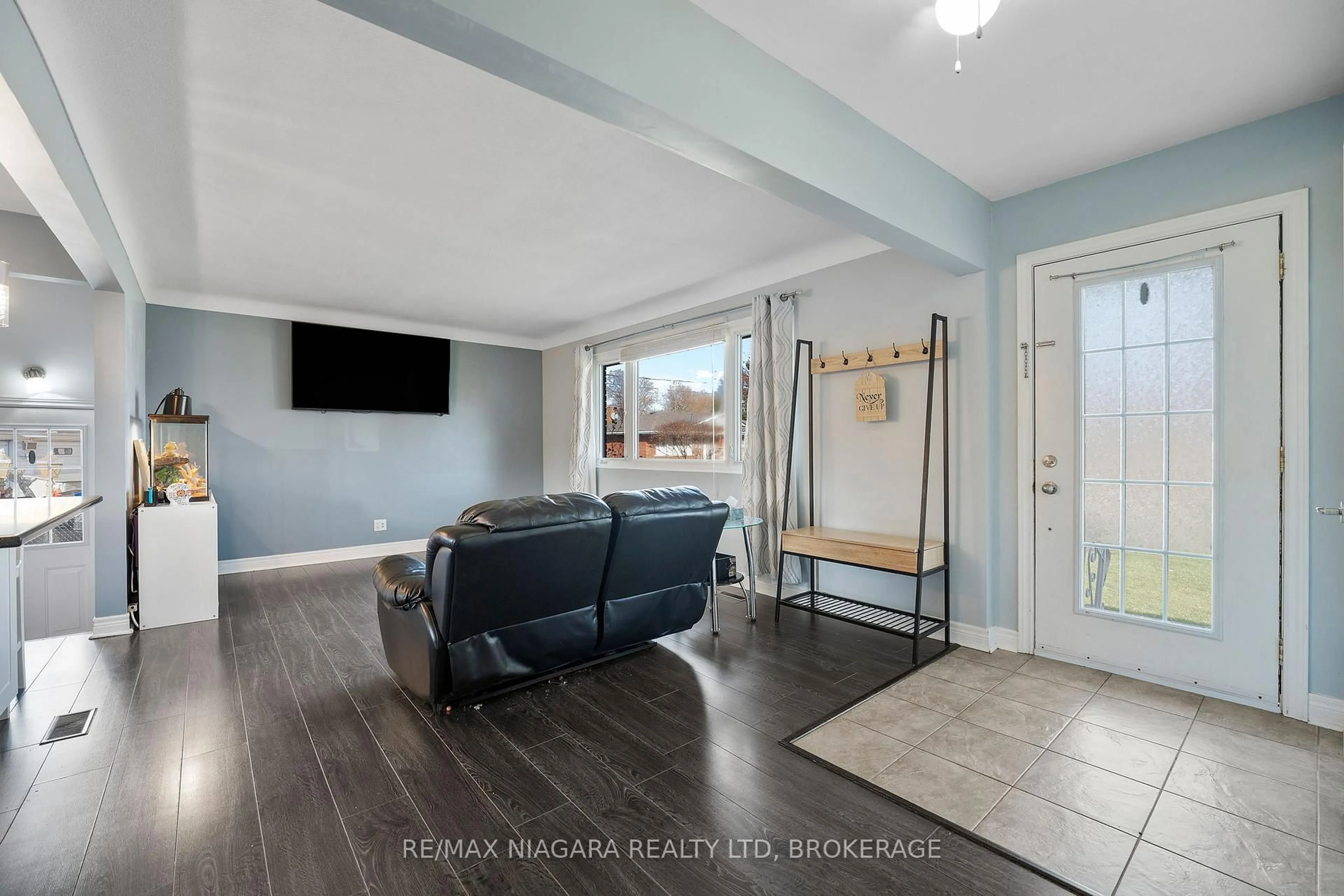 Living room with furniture, unknown for 3071 Basswood Crt, Niagara Falls Ontario L2J 2G9