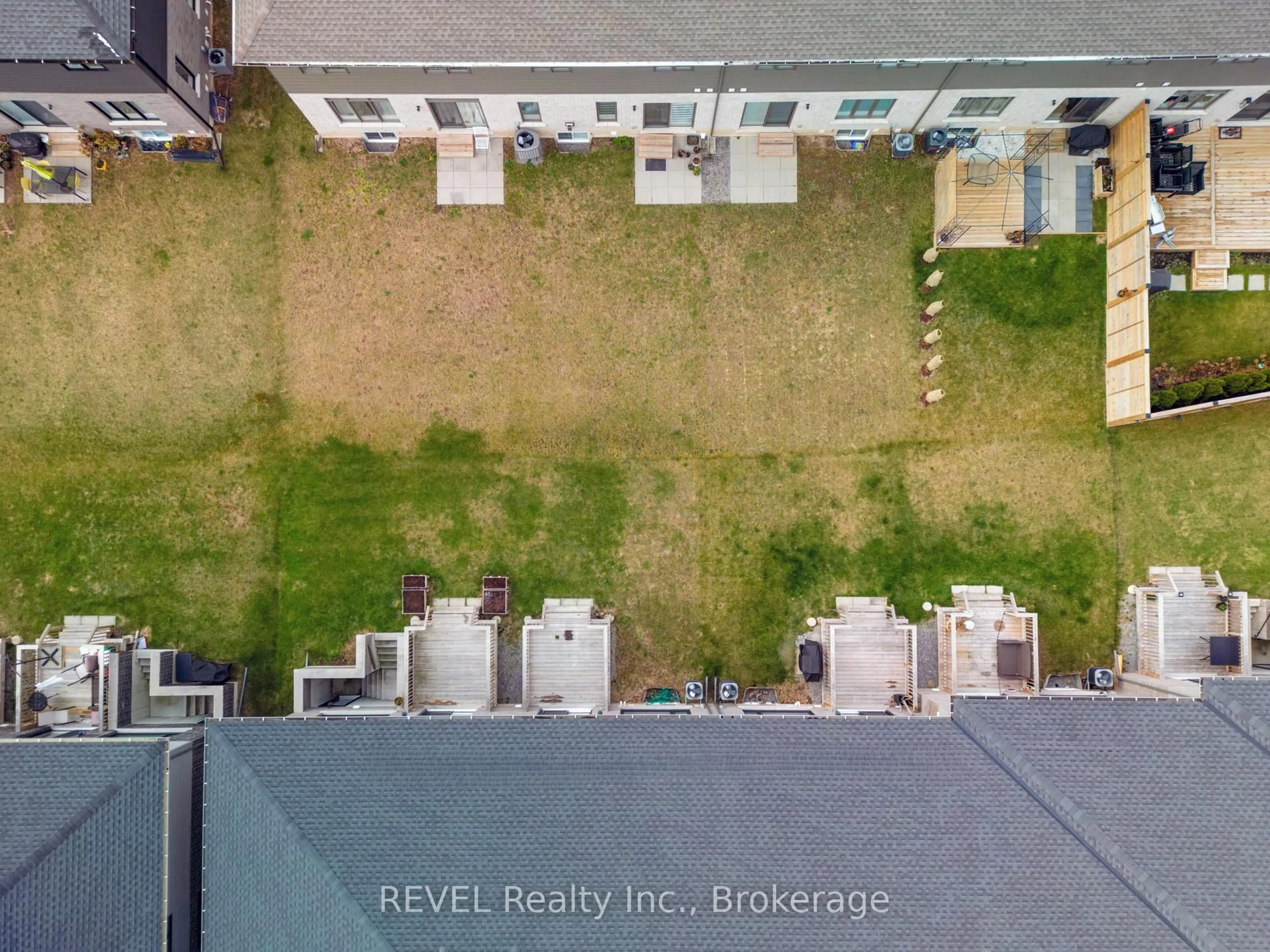 A pic from outside/outdoor area/front of a property/back of a property/a pic from drone, city buildings view from balcony for 7185 Parsa St, Niagara Falls Ontario L2H 3T1