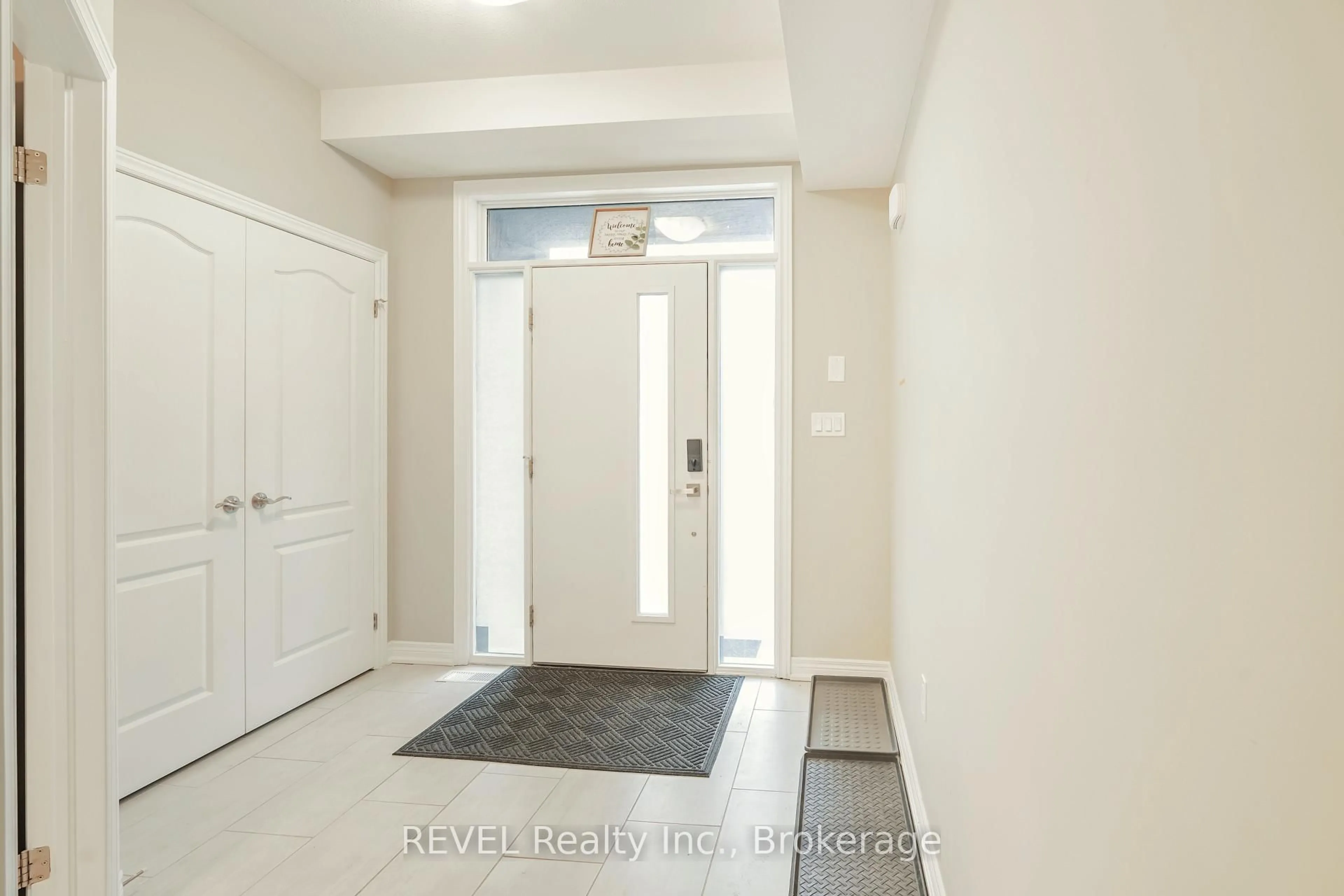 Indoor entryway for 7185 Parsa St, Niagara Falls Ontario L2H 3T1