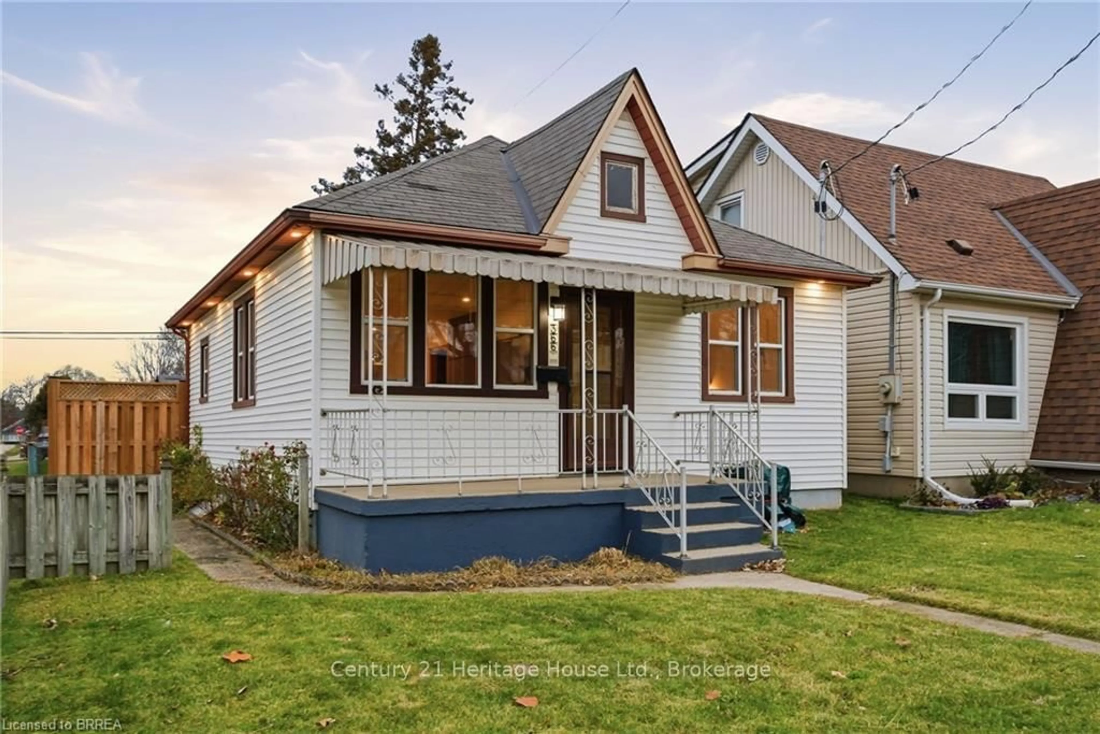 Home with vinyl exterior material, street for 366 Wellington St, Brantford Ontario N3S 4A9