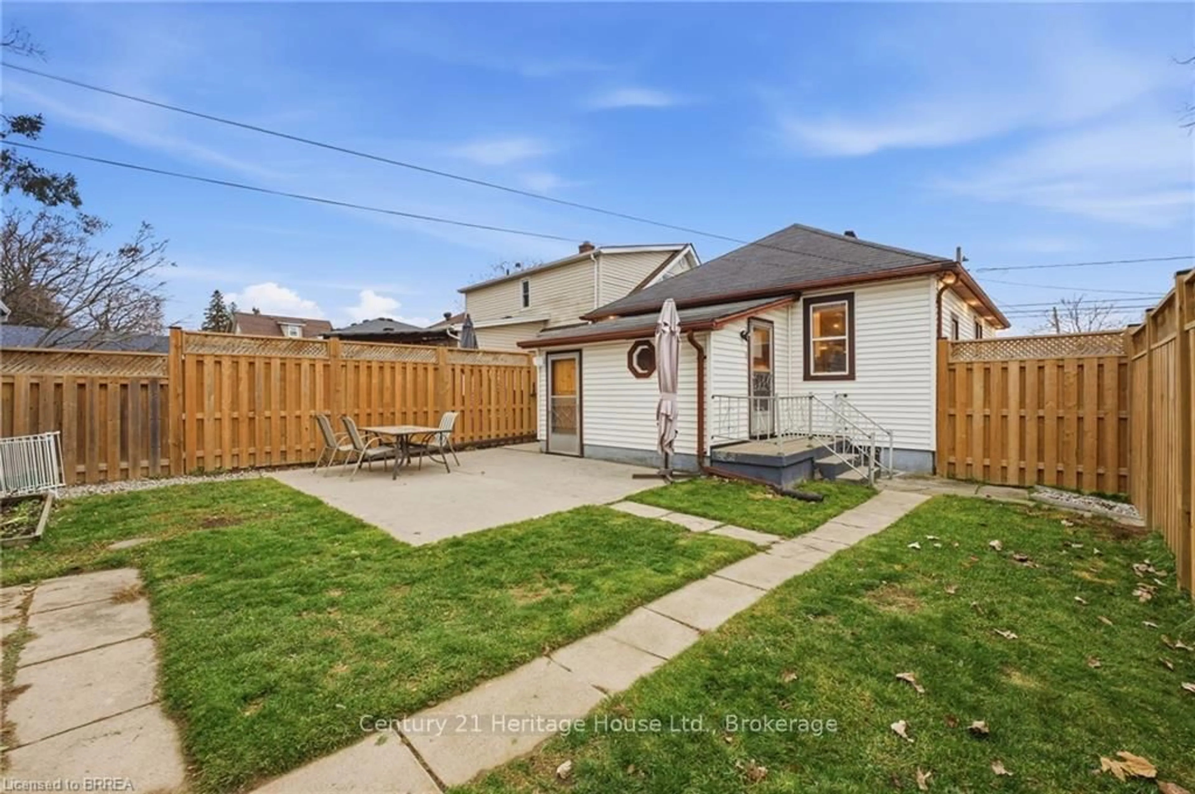 A pic from outside/outdoor area/front of a property/back of a property/a pic from drone, street for 366 Wellington St, Brantford Ontario N3S 4A9