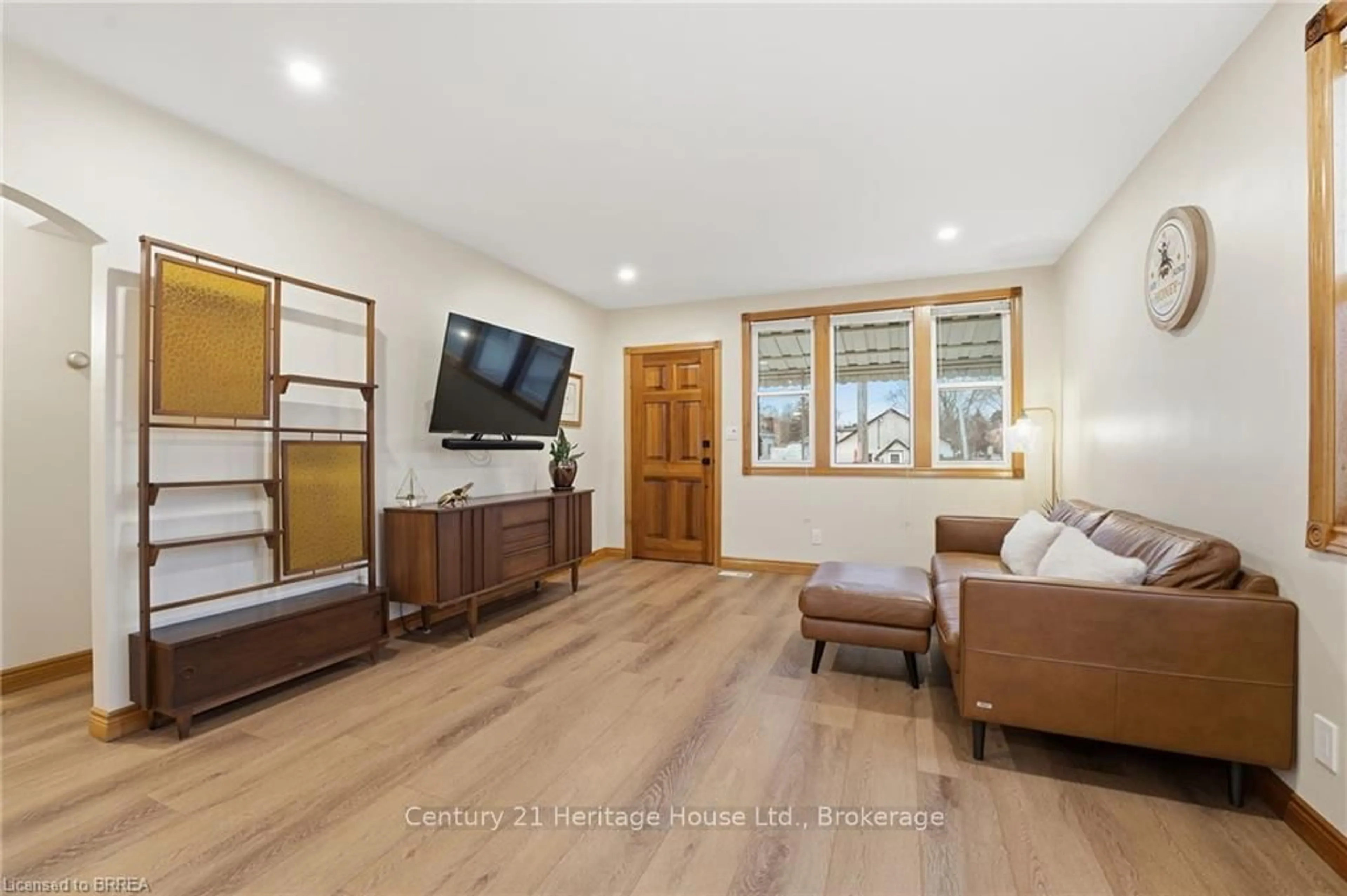 Living room with furniture, unknown for 366 Wellington St, Brantford Ontario N3S 4A9