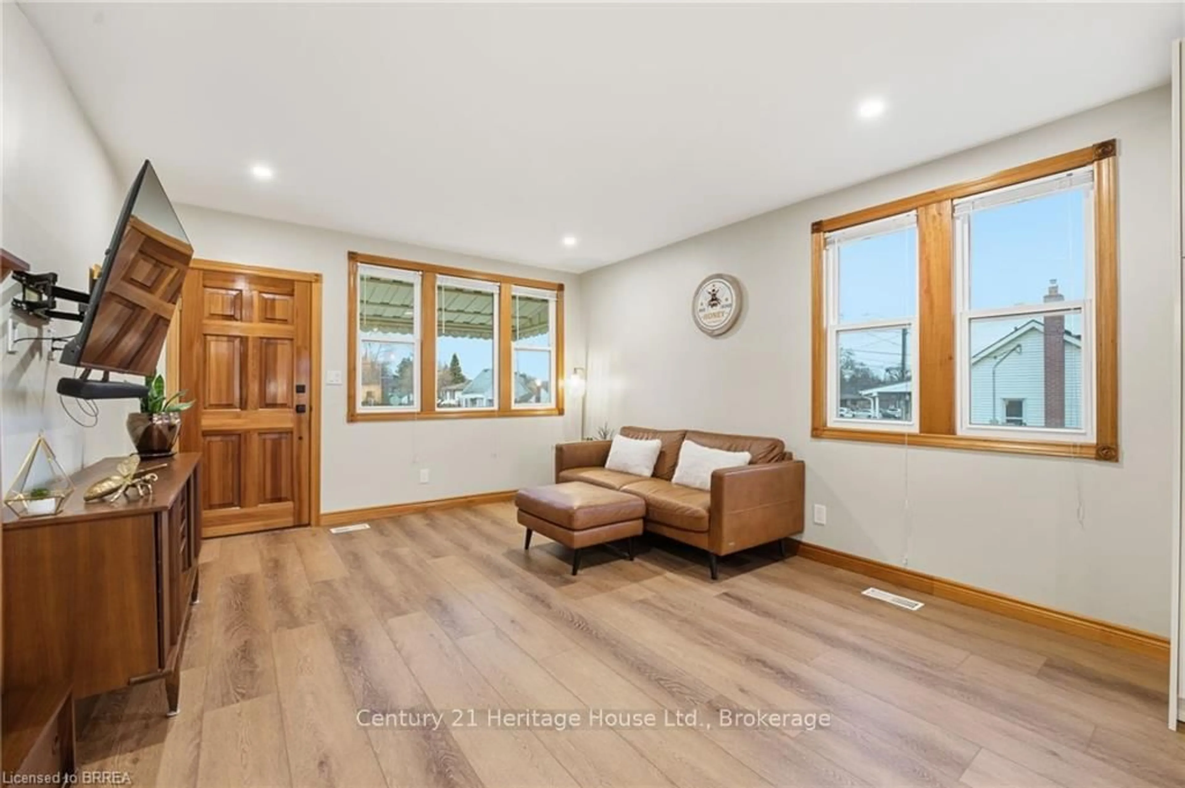 Living room with furniture, wood/laminate floor for 366 Wellington St, Brantford Ontario N3S 4A9