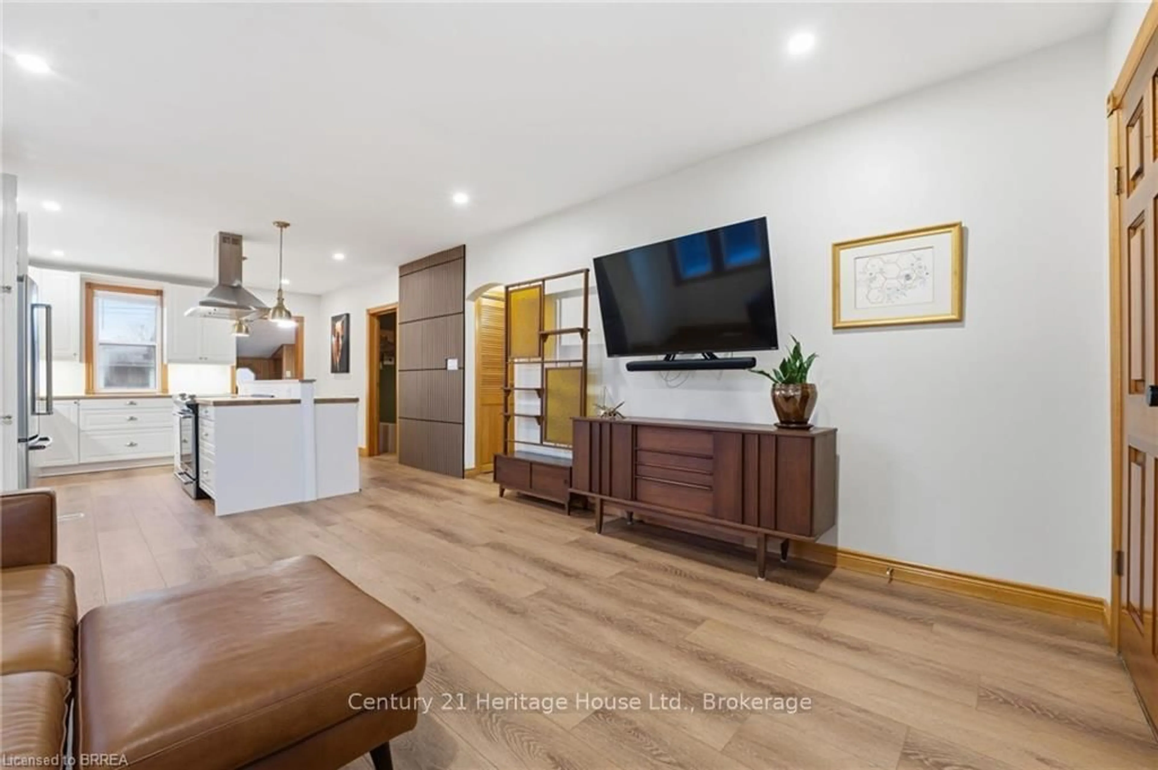 Open concept kitchen, wood/laminate floor for 366 Wellington St, Brantford Ontario N3S 4A9