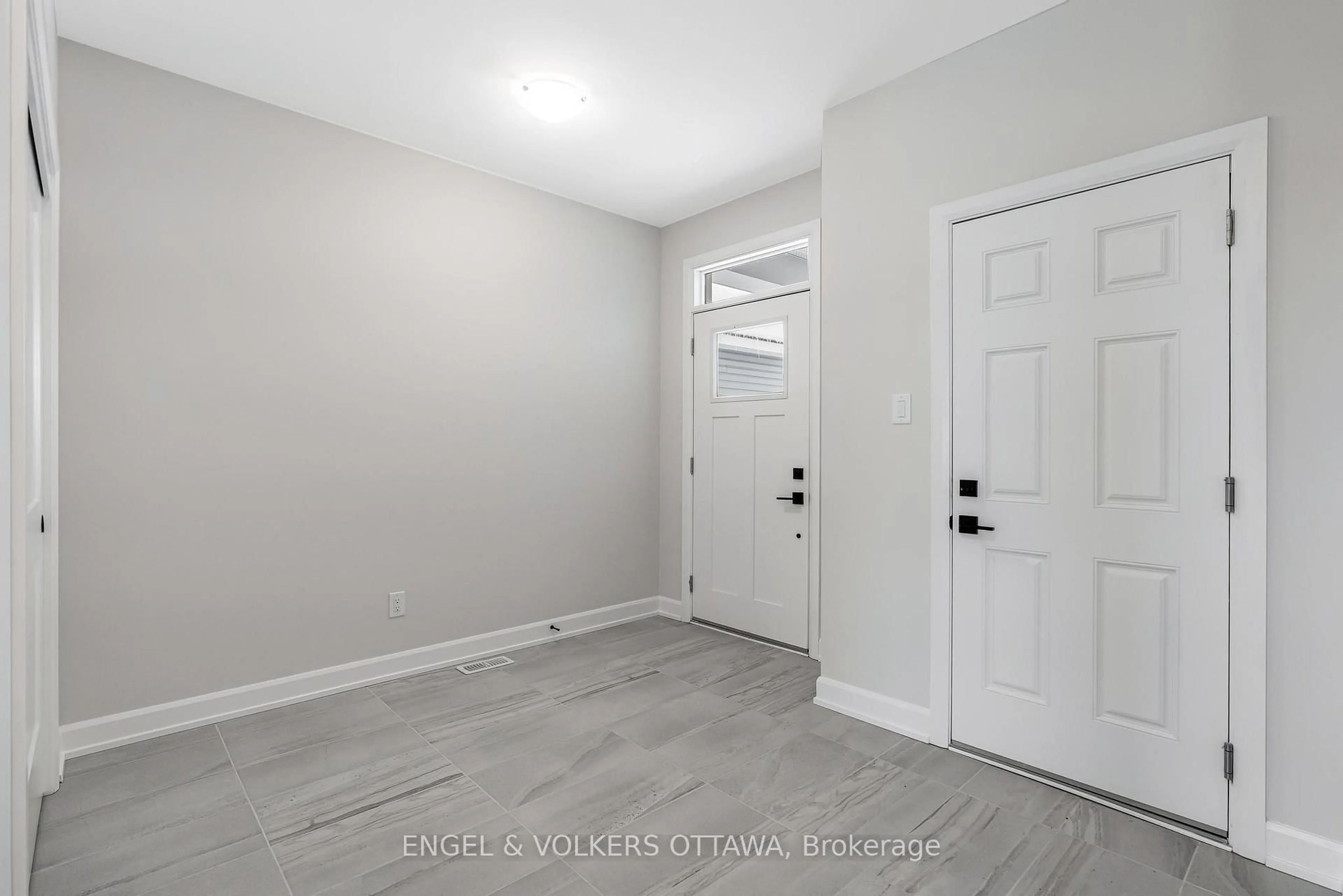 Indoor entryway for 683 Fisher St, North Grenville Ontario K0G 1J0