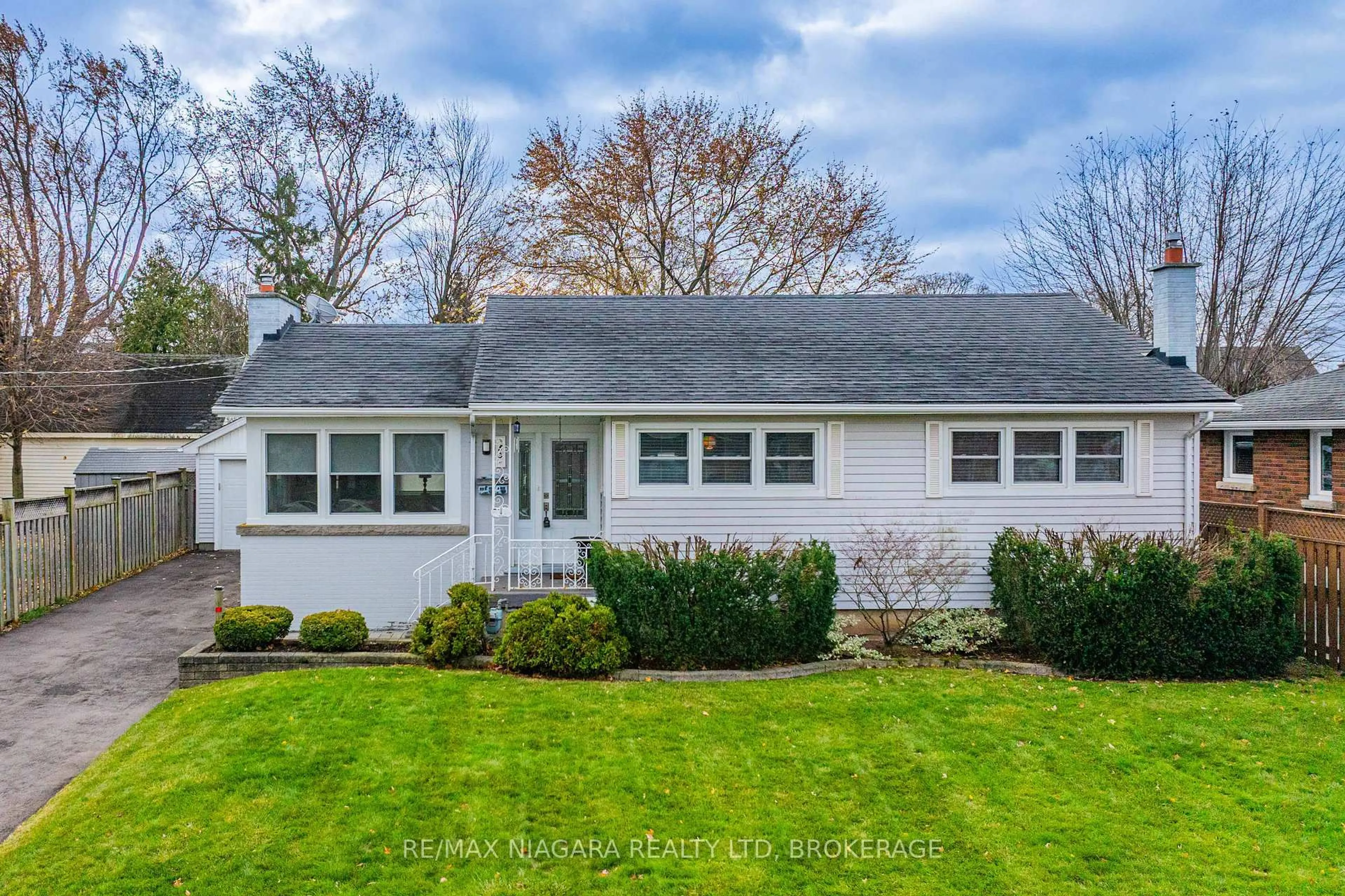 Home with vinyl exterior material, street for 53 Metcalfe St, Thorold Ontario L2V 3A2