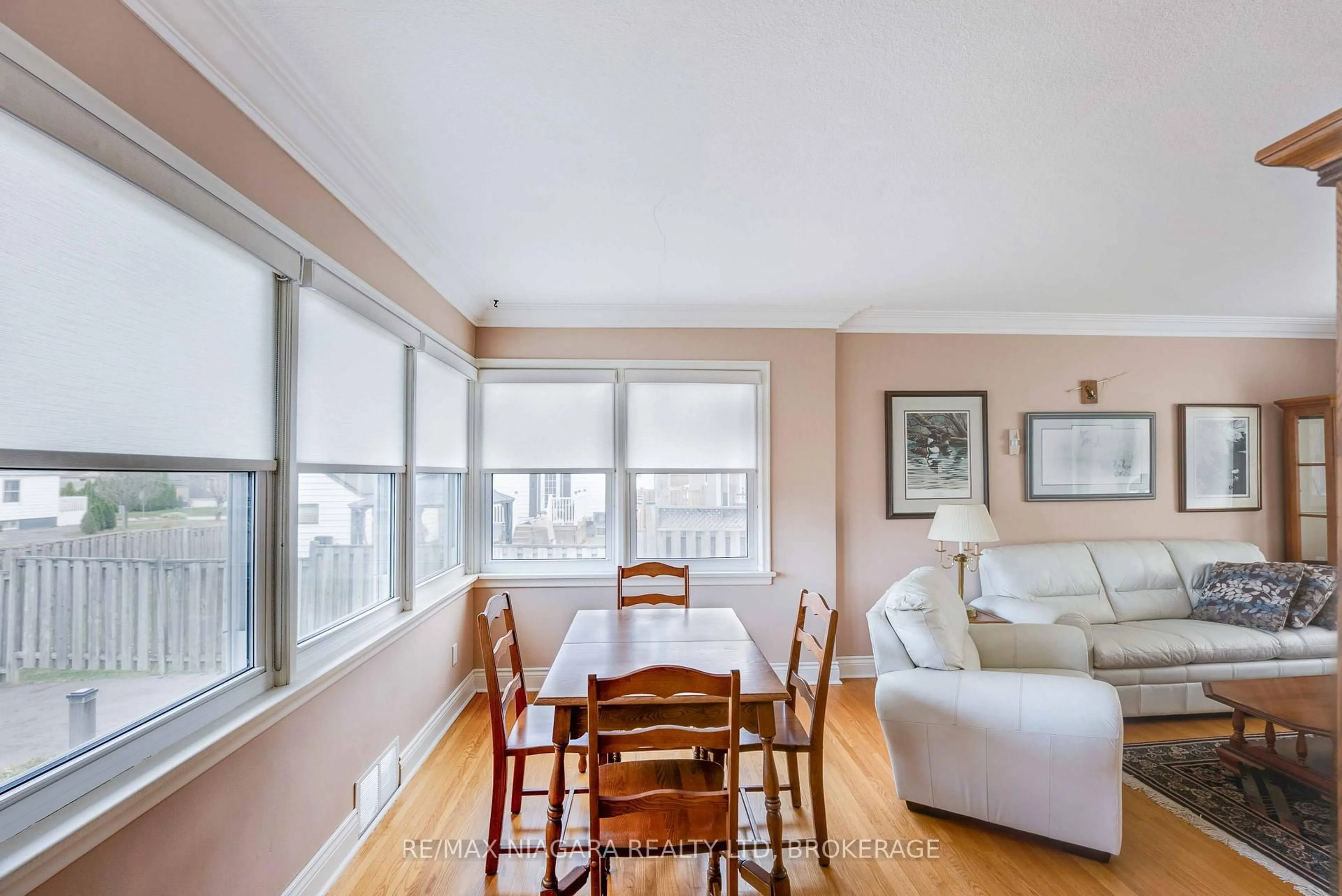 Dining room, wood/laminate floor for 53 Metcalfe St, Thorold Ontario L2V 3A2