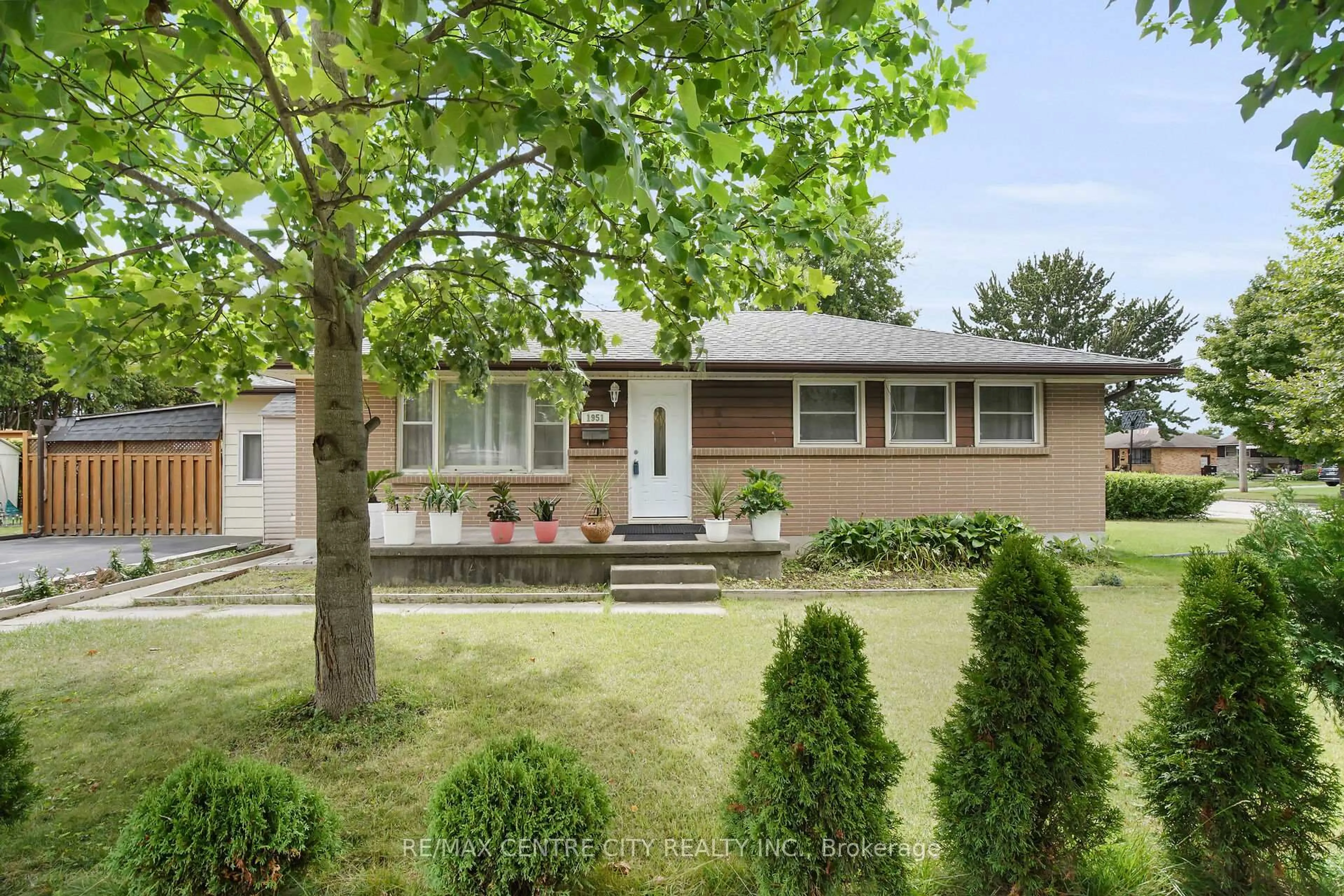 Home with vinyl exterior material, street for 1951 Duluth Cres, London East Ontario N5V 5C9