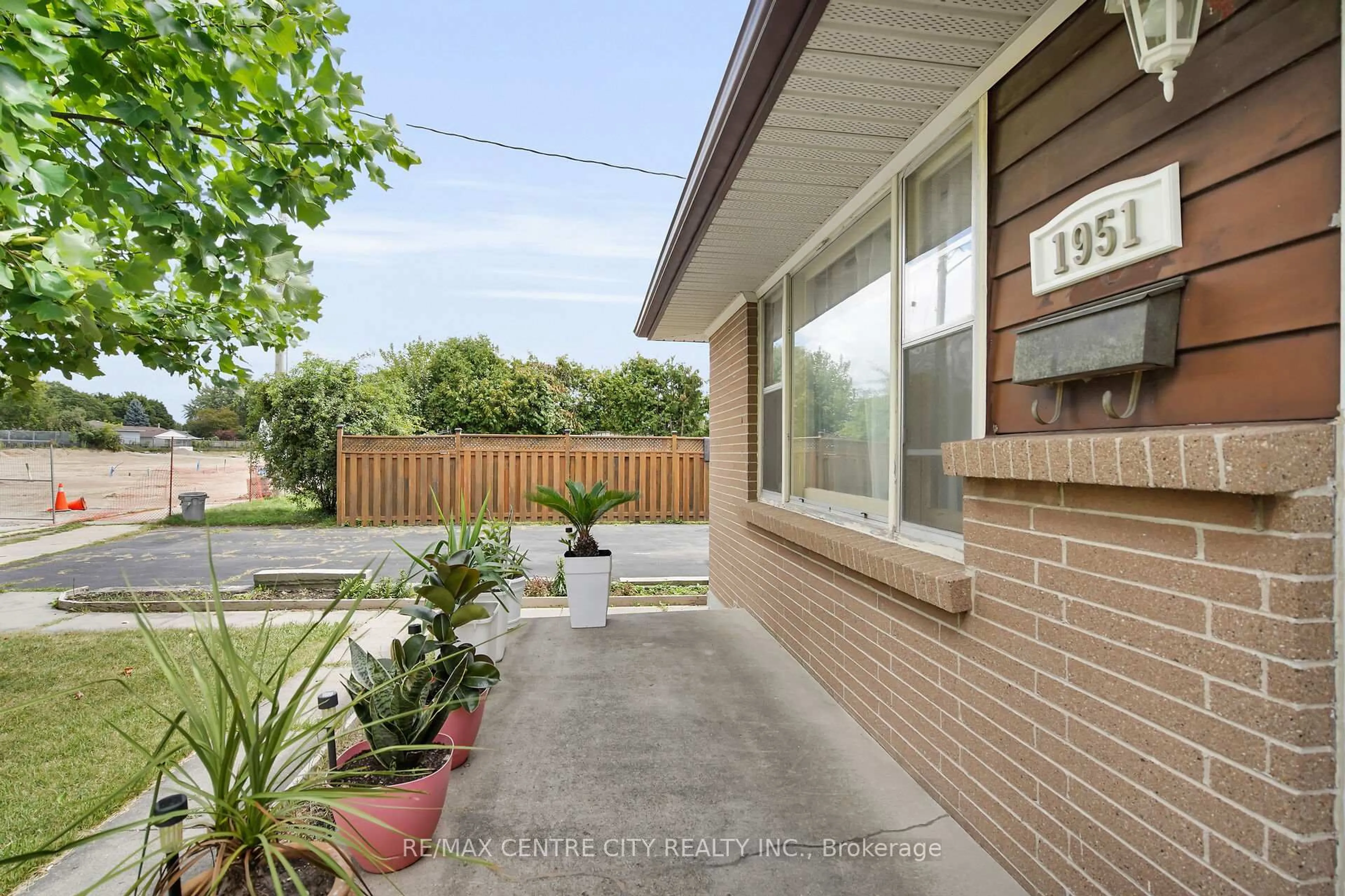 Unknown for 1951 Duluth Cres, London East Ontario N5V 5C9