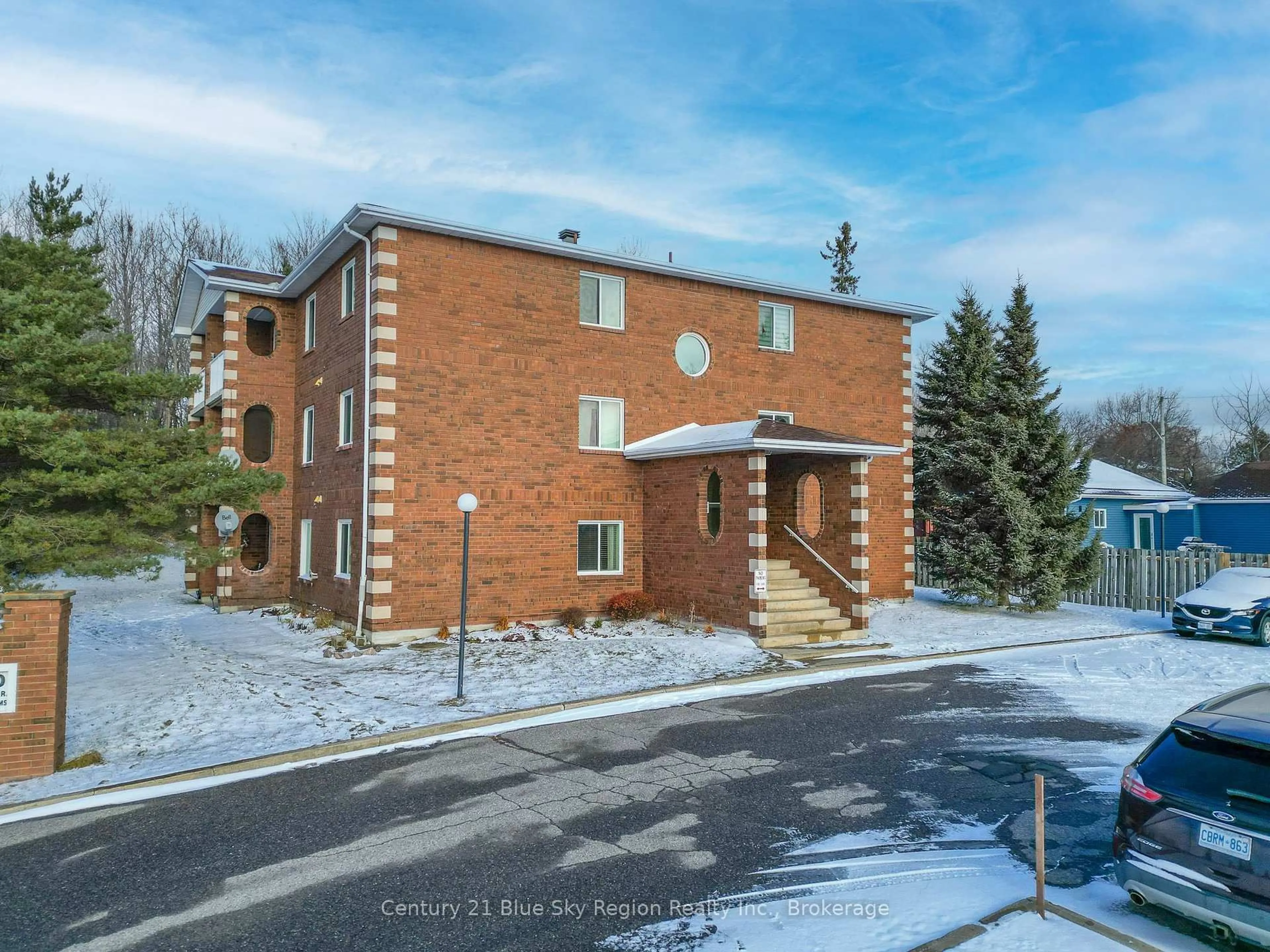 Home with brick exterior material, building for 570 Graham Dr #6, North Bay Ontario P1B 9M7
