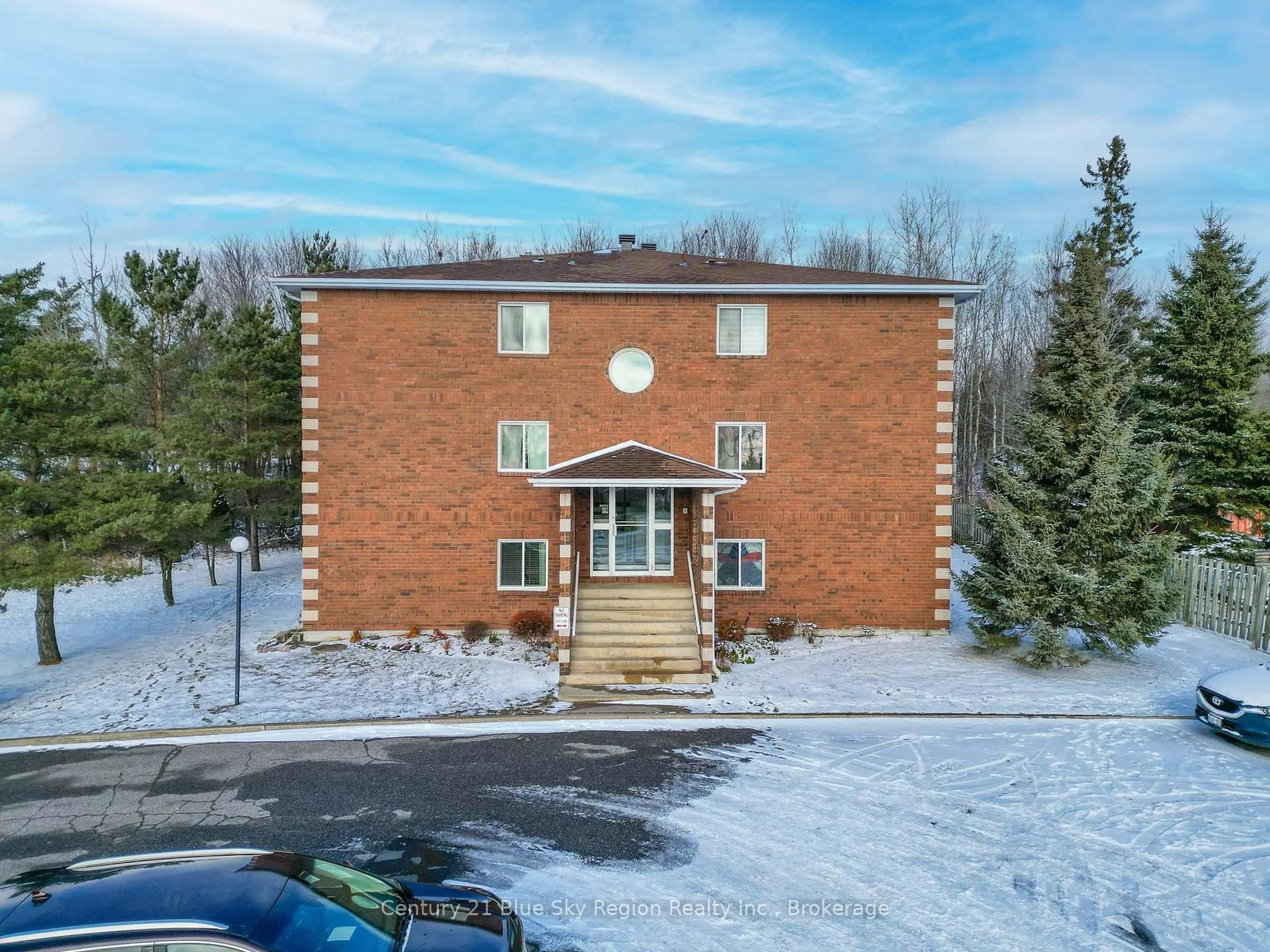 A pic from outside/outdoor area/front of a property/back of a property/a pic from drone, building for 570 Graham Dr #6, North Bay Ontario P1B 9M7