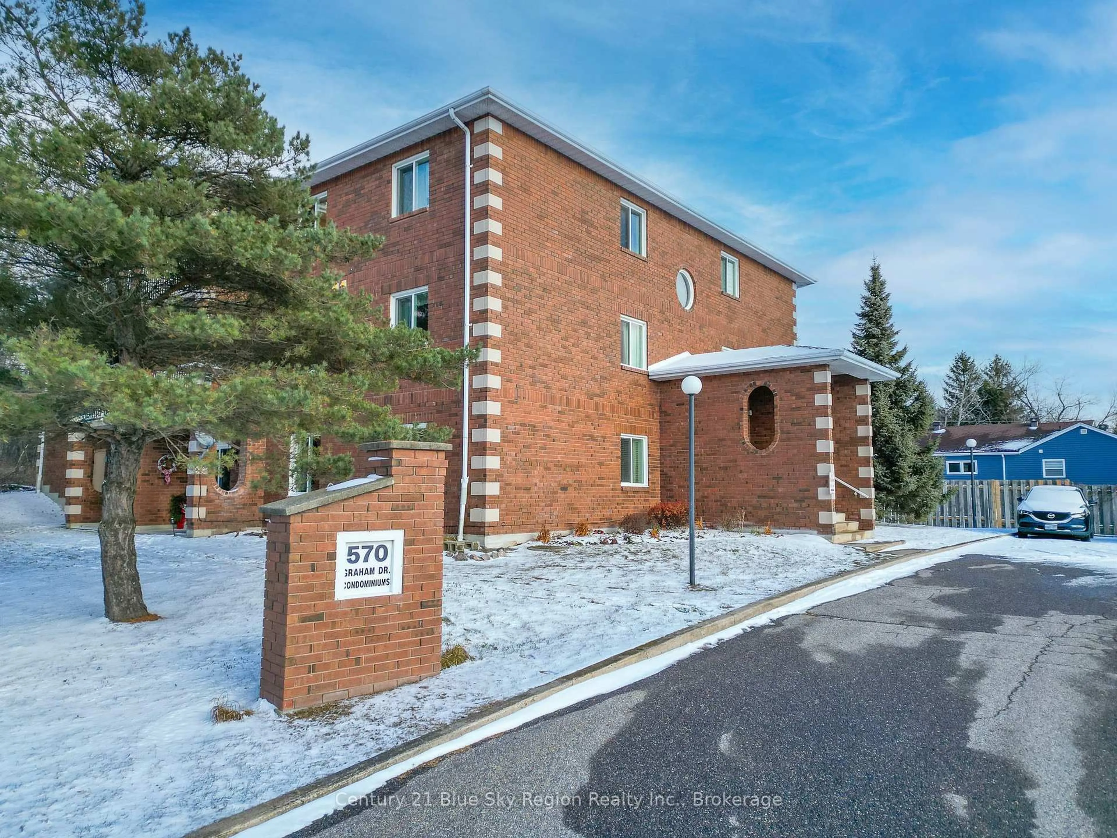 Home with brick exterior material, building for 570 Graham Dr #6, North Bay Ontario P1B 9M7