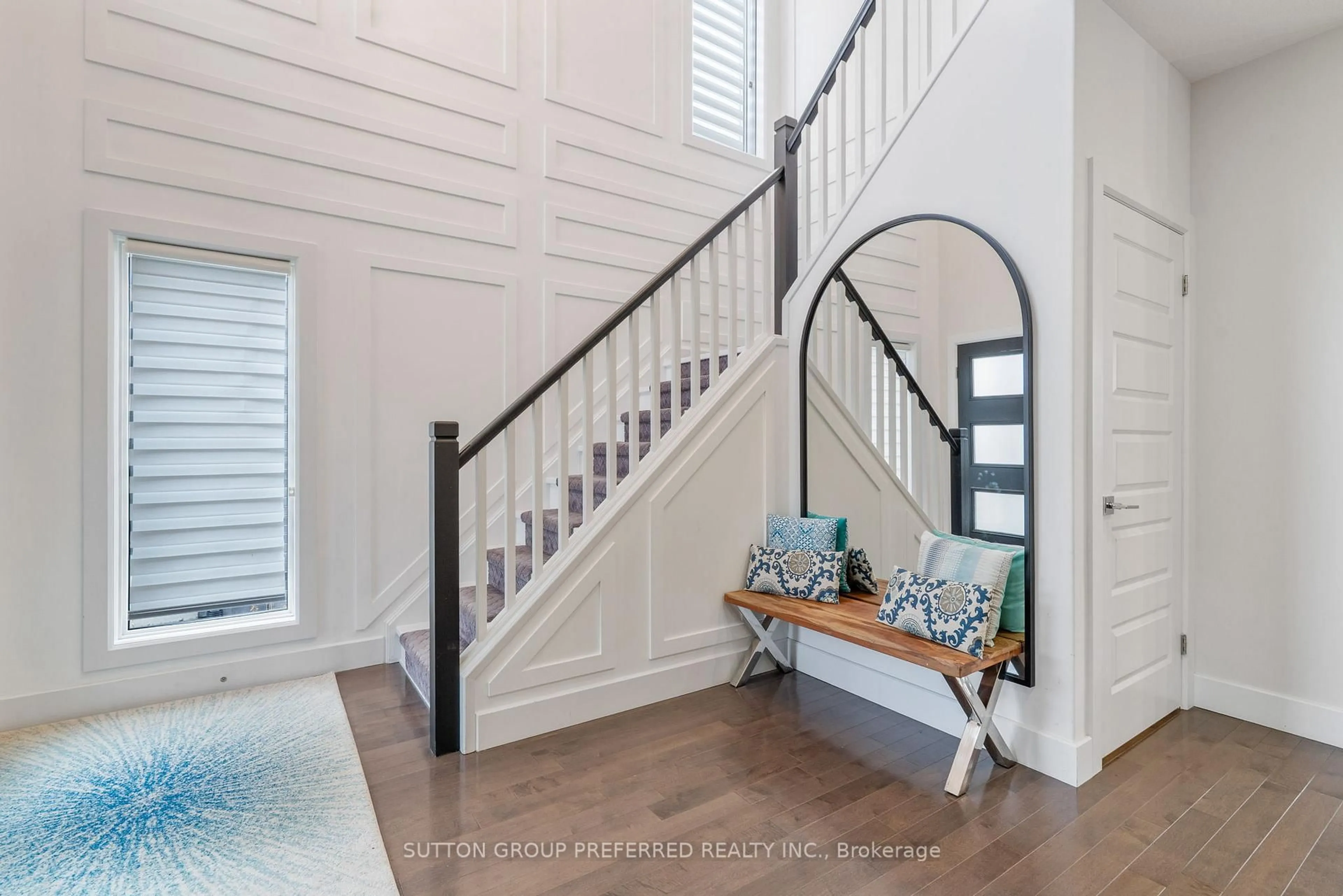 Indoor entryway for 2058 Wateroak Dr, London North Ontario N6G 0P9